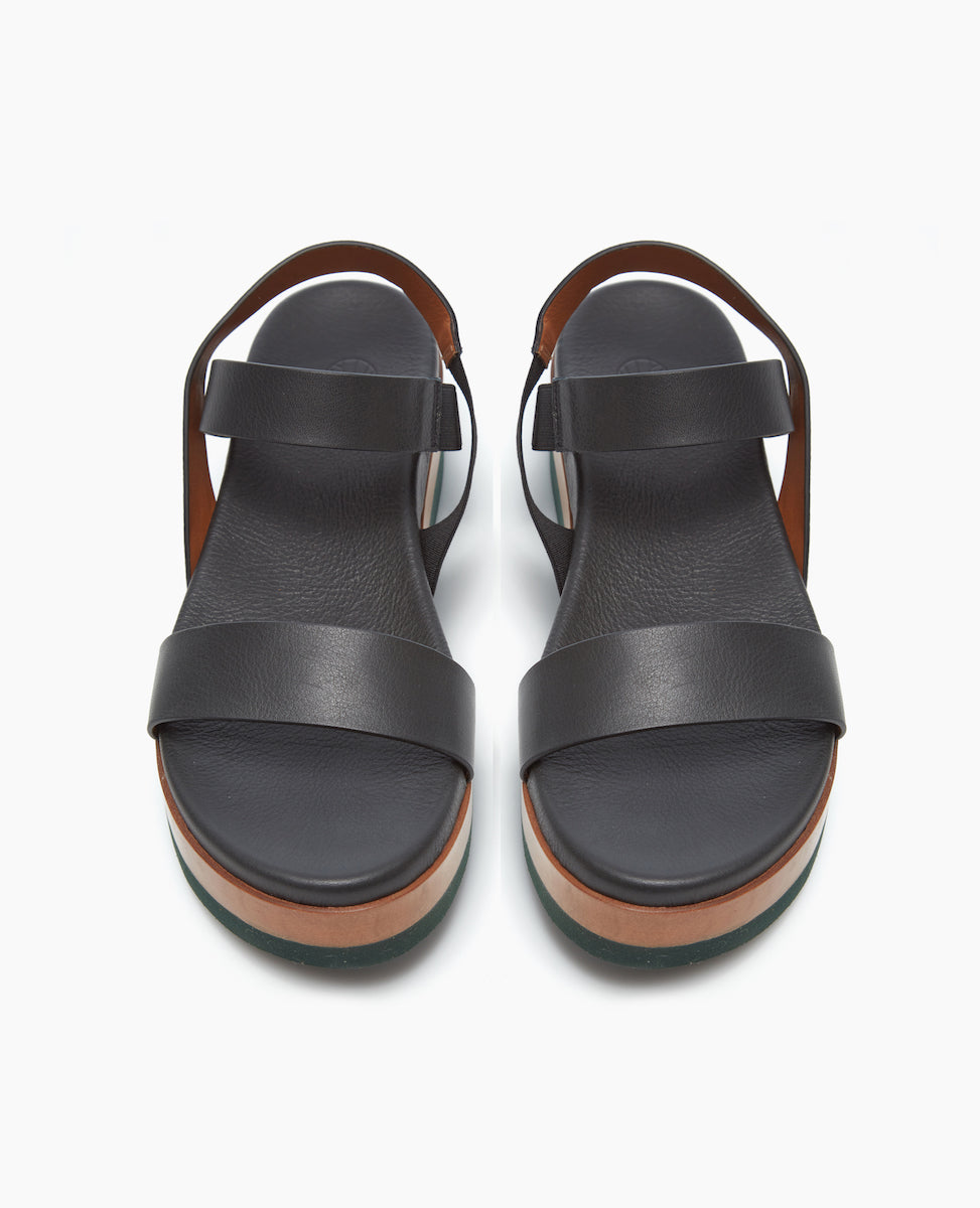 Front view of the Dana Wedge in Black atop a ultra-lightweight EVA platform with flex grooves cut into the ball area for greater flexibility.