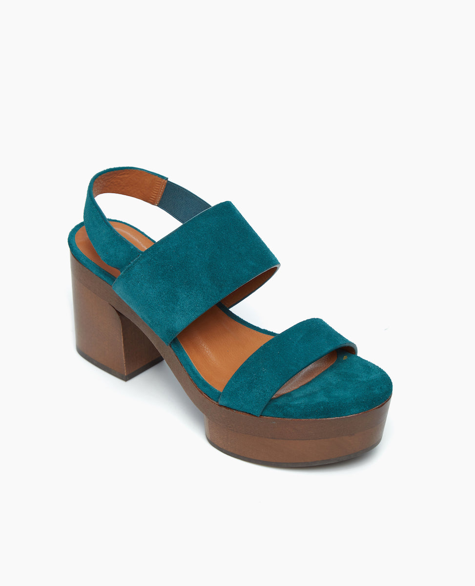 Angled view of the Oca Clog in Azure with a midsole in maahagoney and platform in ash.