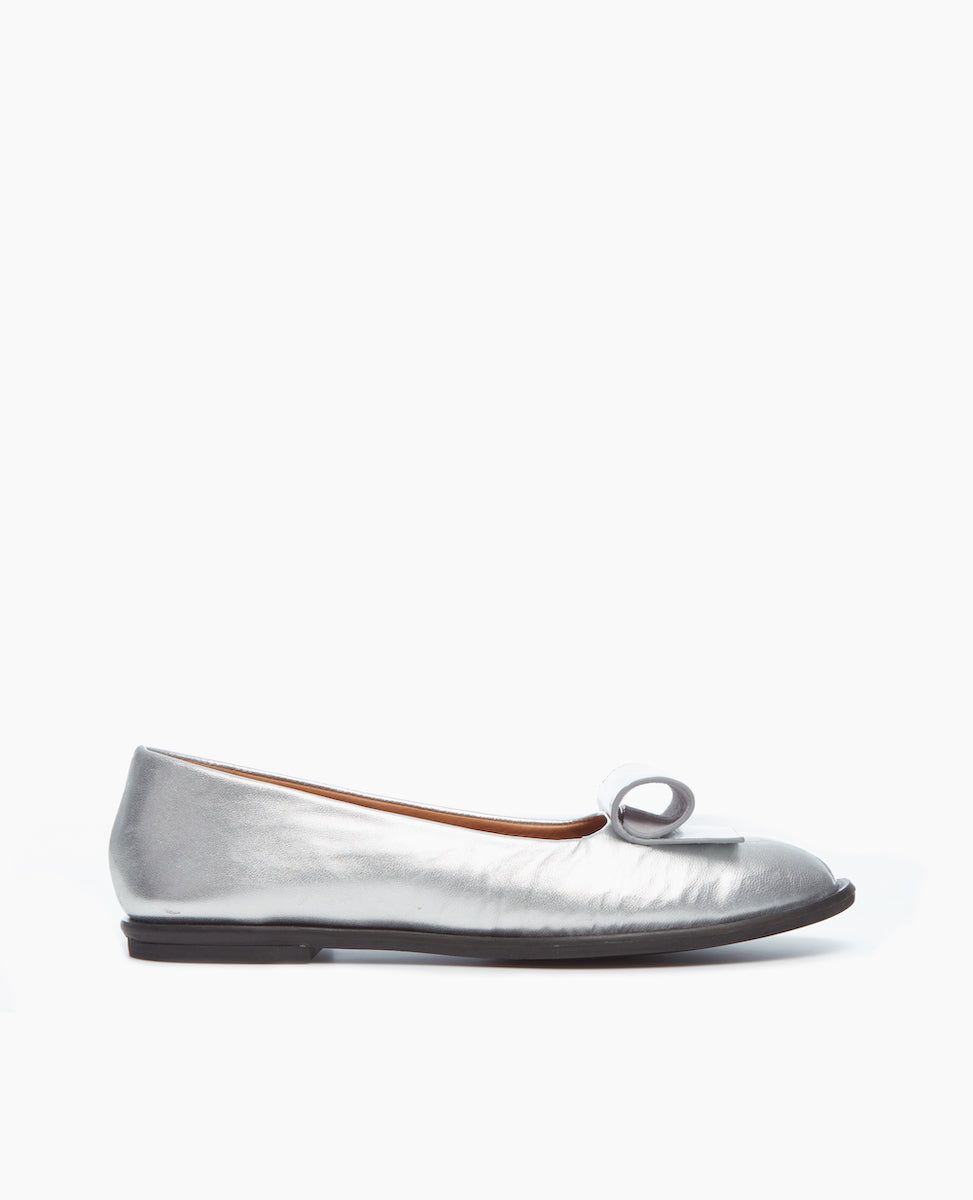 Side view of the Yale Loafer in Milky Way Patent: featuring a chic, flexible sole morphing this formal loafer silhouette into one supremely fit for an on-the-go lifestyle.