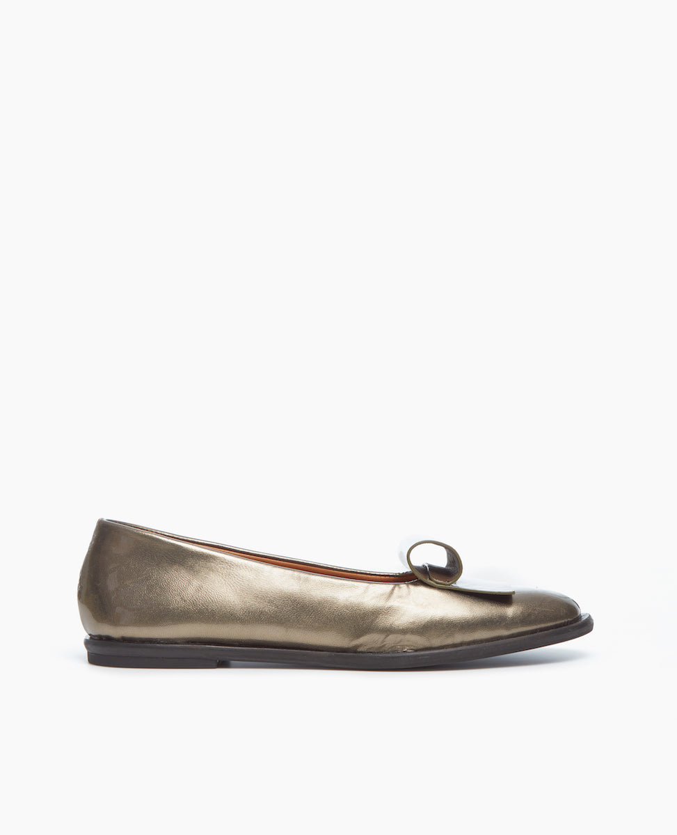 Side view of the Yale Loafer in Starry Night Patent: featuring a chic, flexible sole morphing this formal loafer silhouette into one supremely fit for an on-the-go lifestyle.