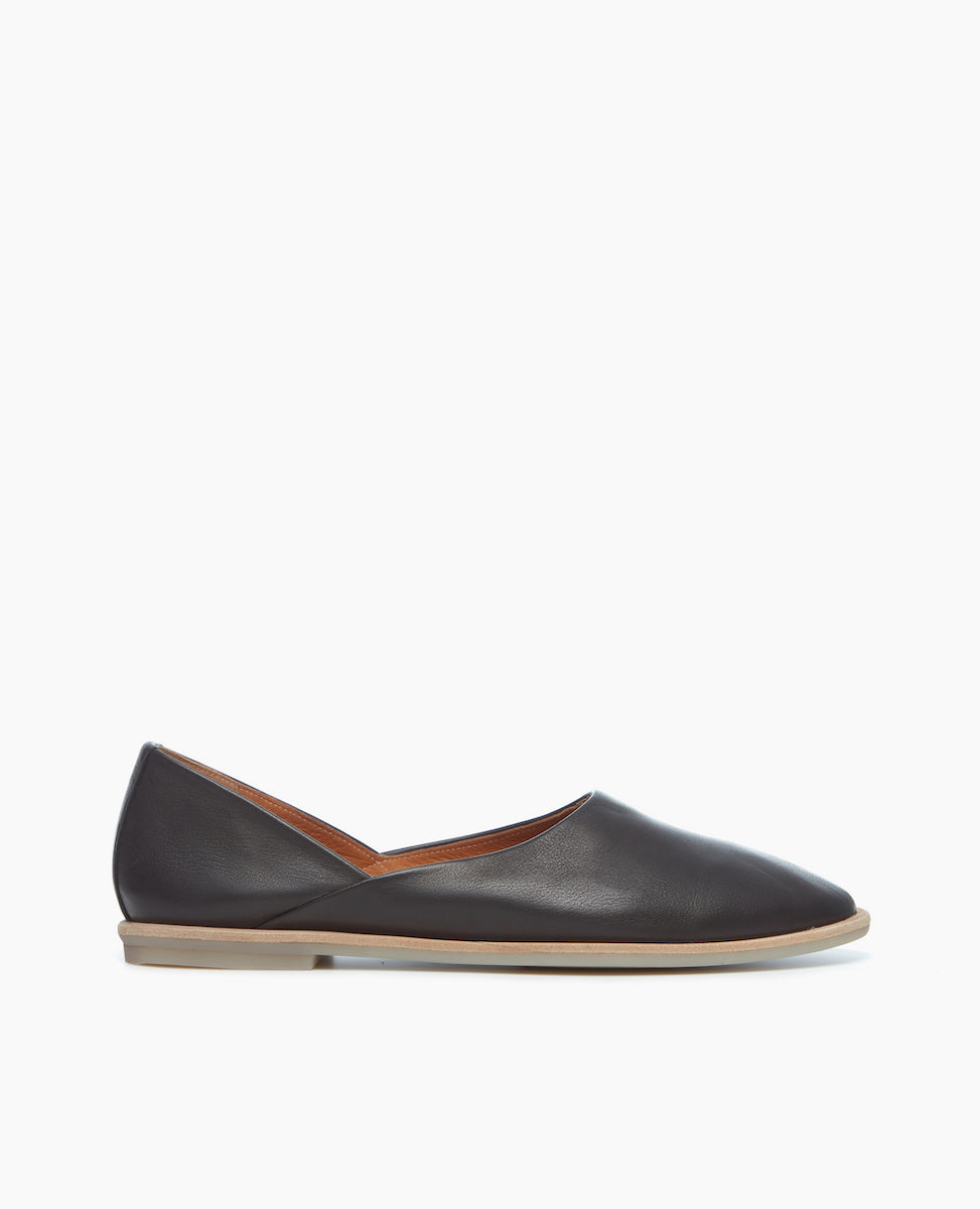Side view of the Yen in Black Leather for those who take a minimal and modern aesthetic seriously. The Yen distinguishes itself with a round toe and high-vamped scooped throat line.