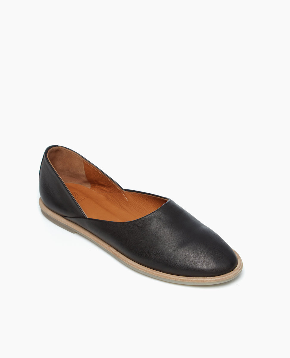 Angled view of the Yen Flat in Black with a round high-vamped scooped throat line.