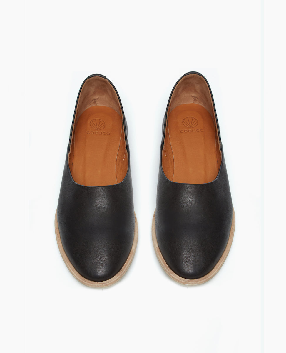 Front view of the Yen in Black Leather.