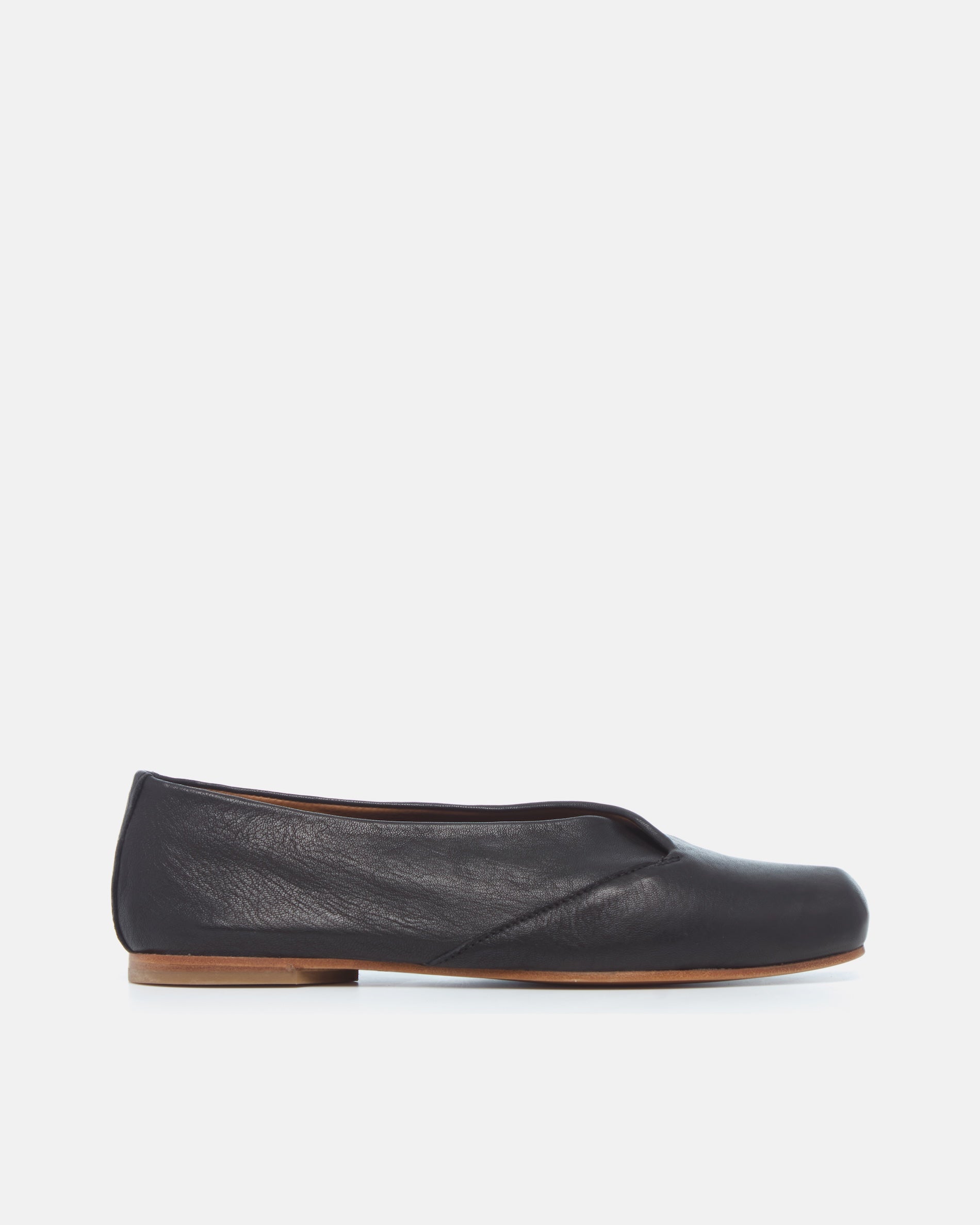 Coclico Franklin Flat in black leather, side view of a soft ballet flat with rounded toe