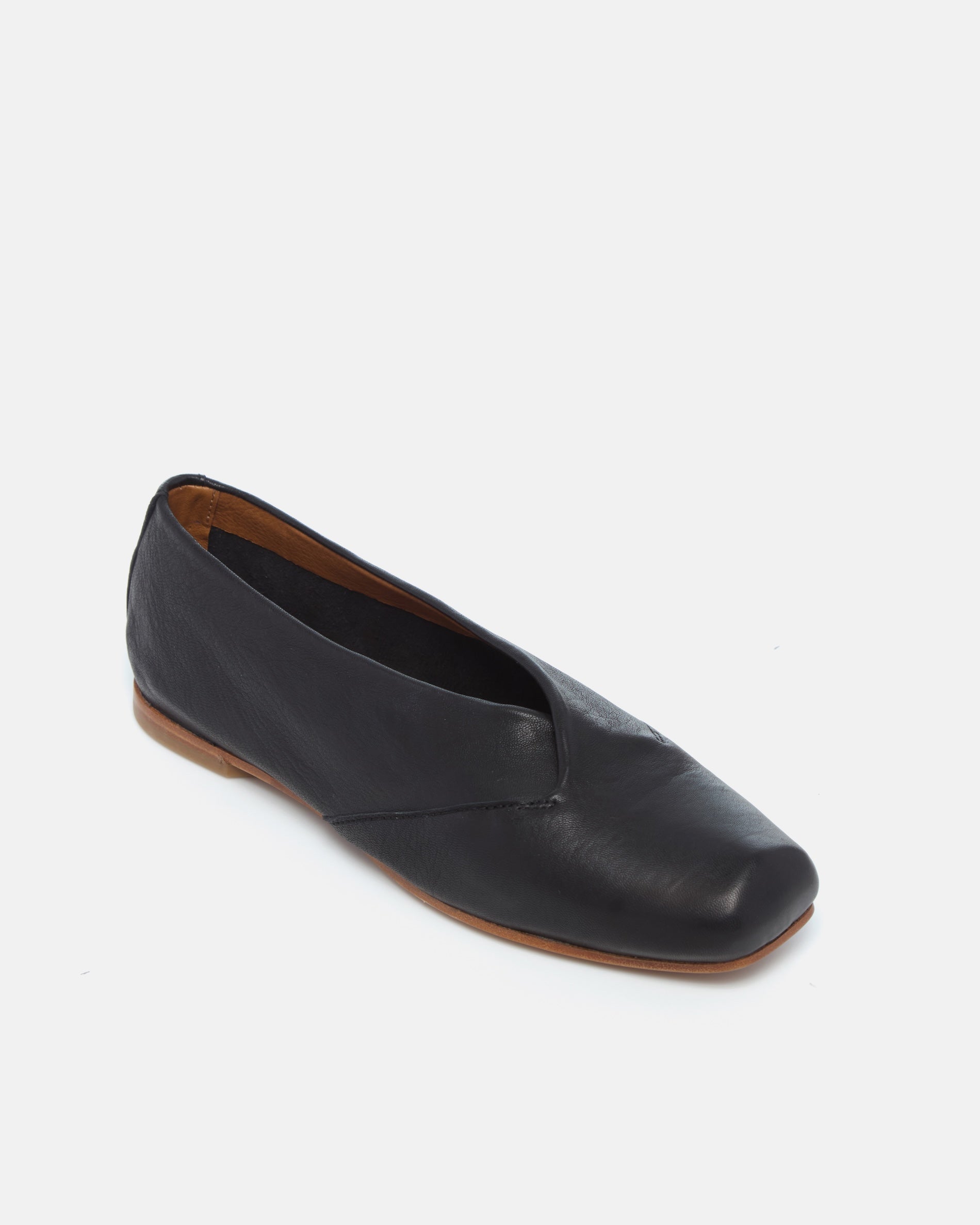 Coclico Franklin Flat in black leather, angled view of the gathered vamp and rounded toe