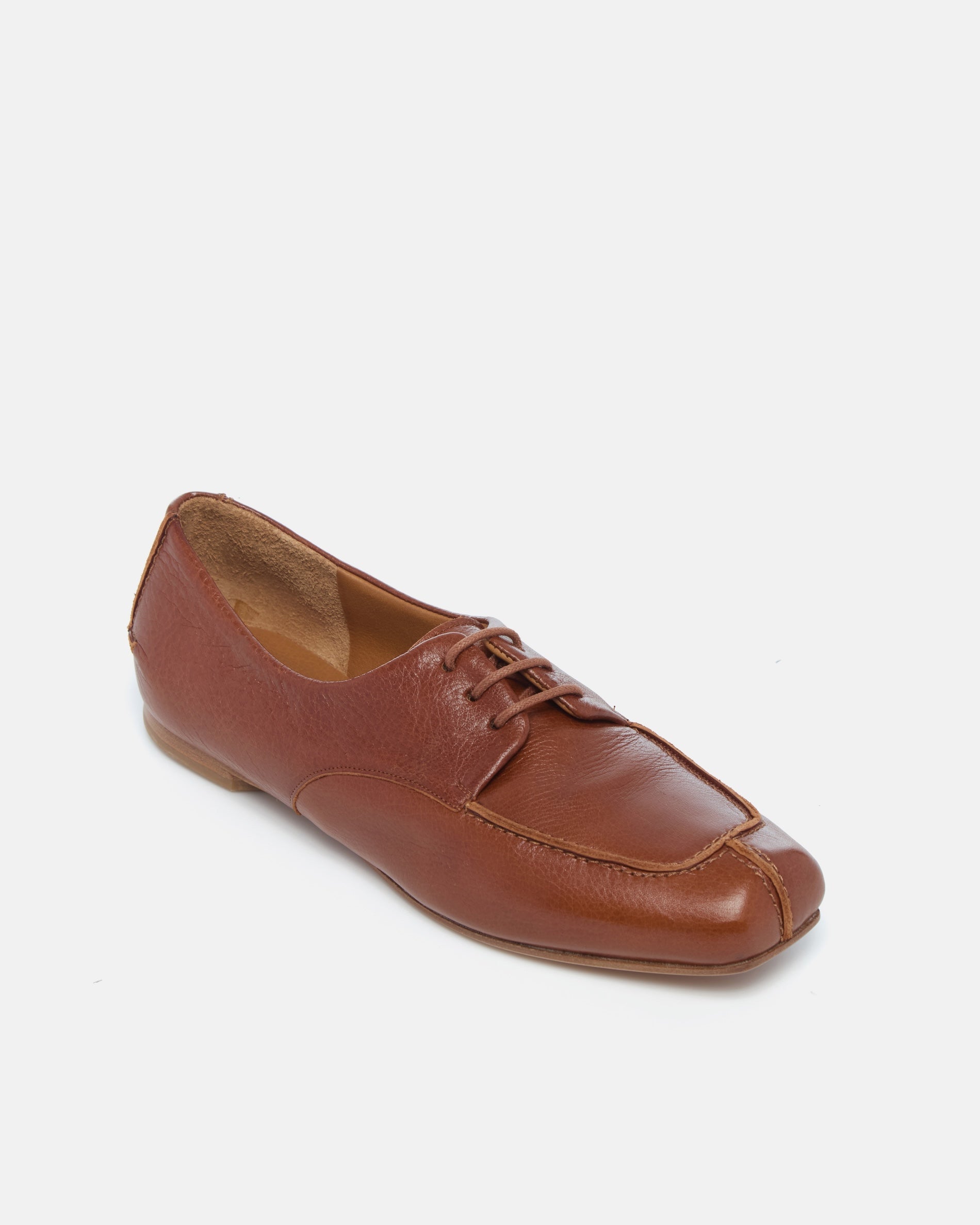 Coclico Fubee Oxford in Cuero leather, angled view of the apron toe and lace up front