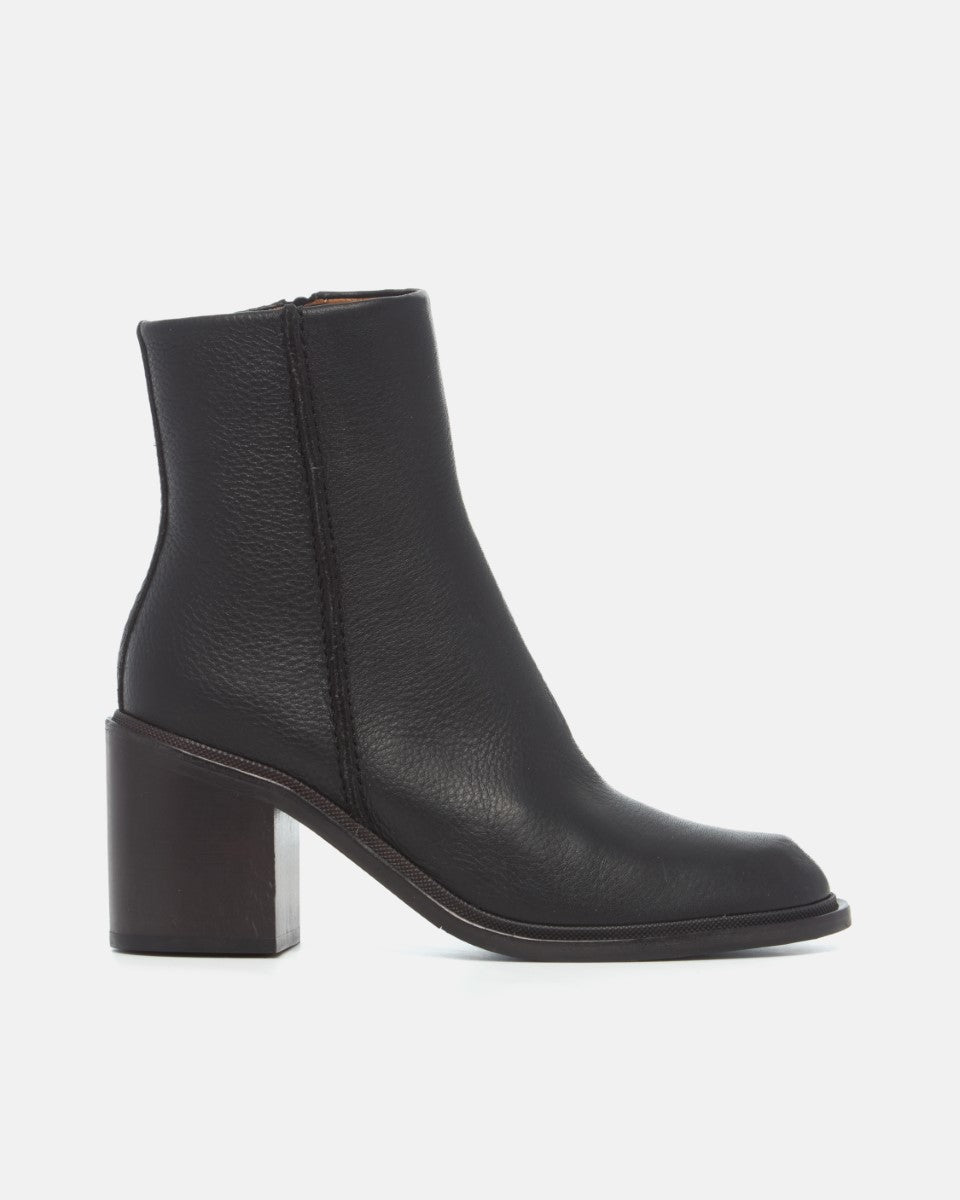 Coclico LaFavor Boot in black leather, side view of an ankle boot with block heel
