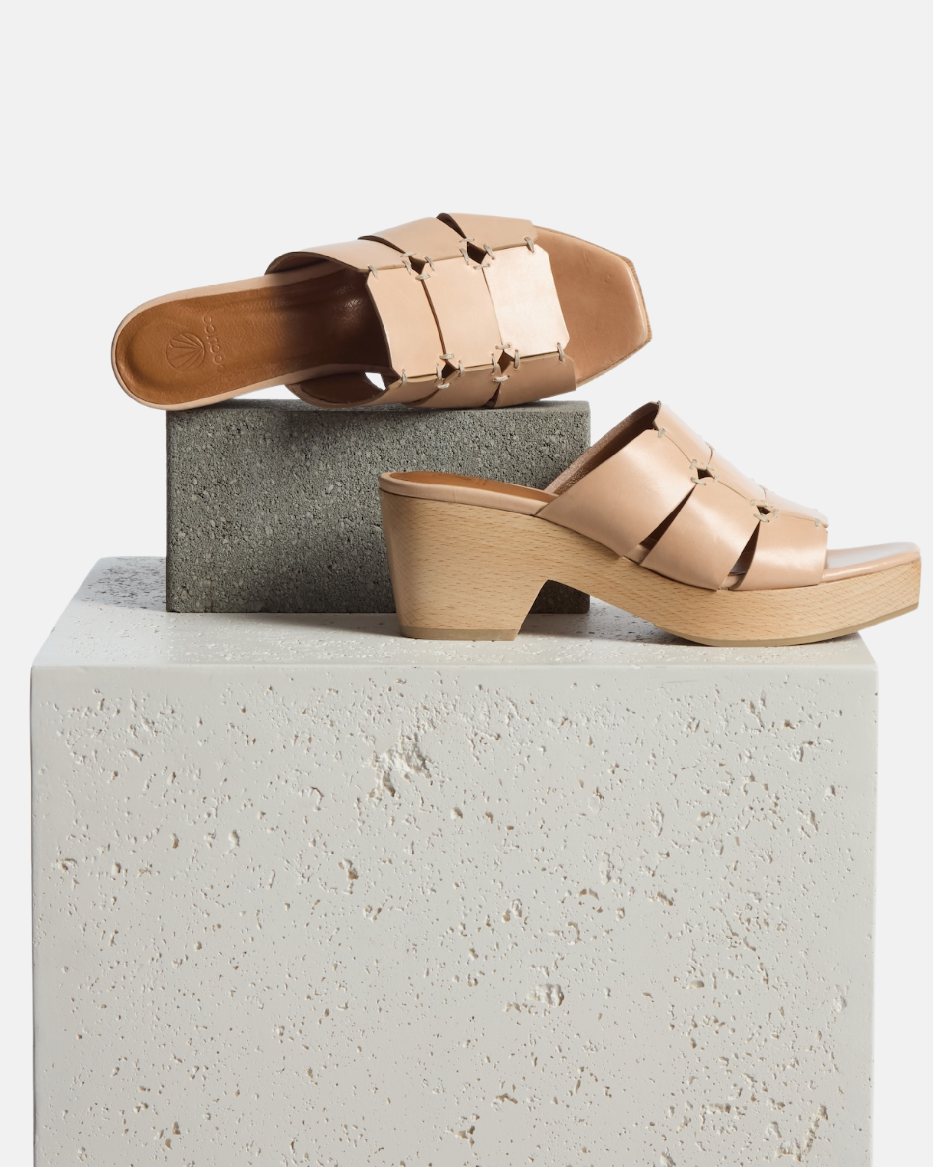 Clog on a plinth: clog sandal in natural leather featuring linked straps, wooden heel, and open toe slip-on design