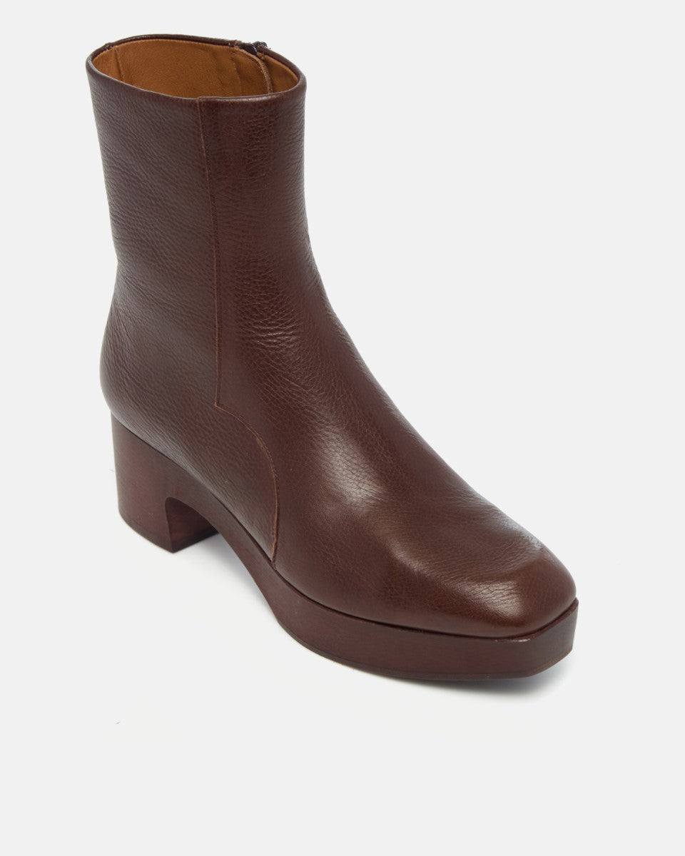 Coclico Qualley Clog Boot in Castagno leather, angled view of the square toe