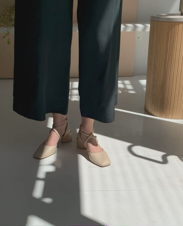 Video of Isabel on the foot to show fit and movement.