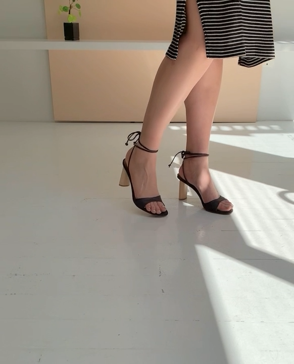 Woman wearing Gilda