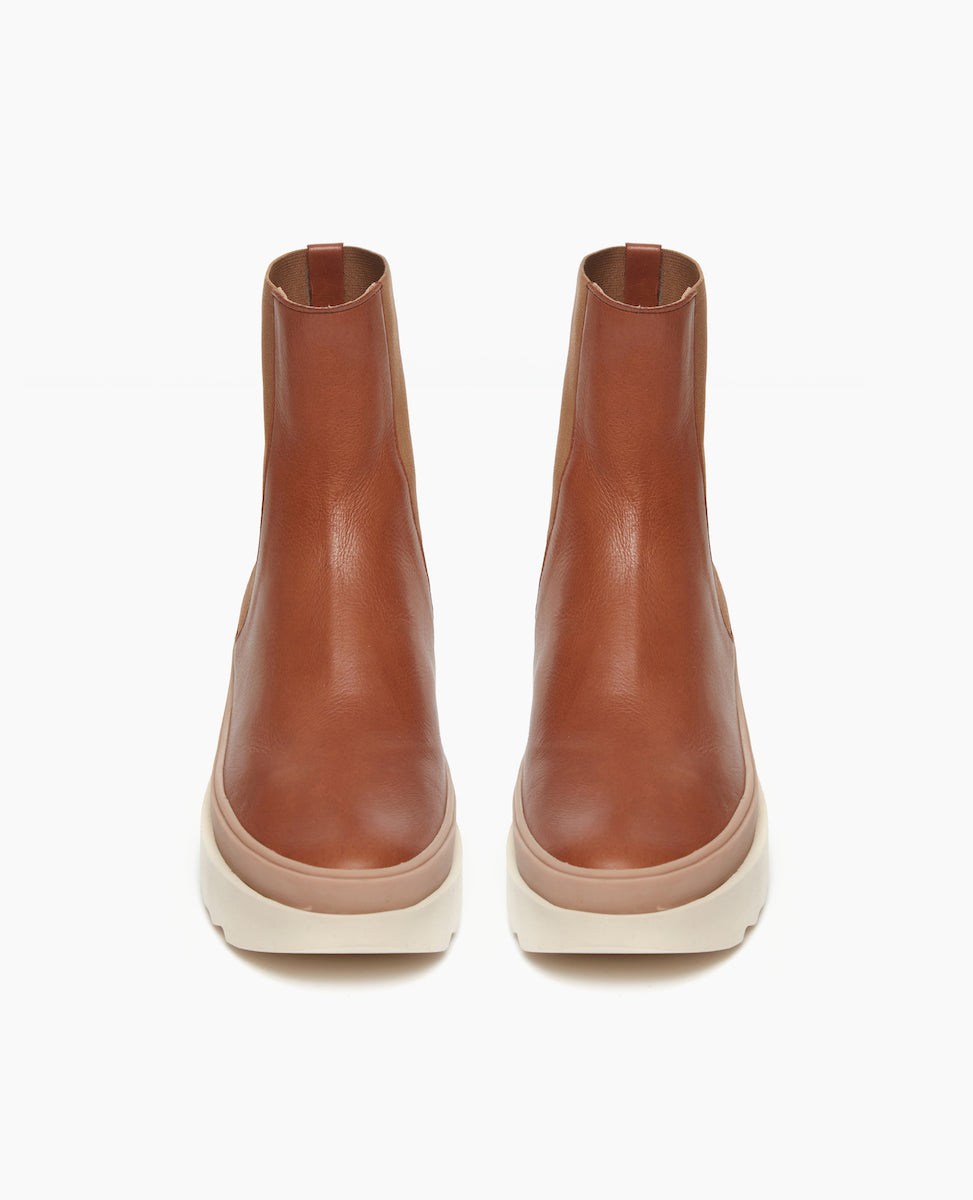 Front view of the France in Caramello leather: an easy pull-on chelsea boot with rubber midsole in latte and toothed EVA out sole in polar.