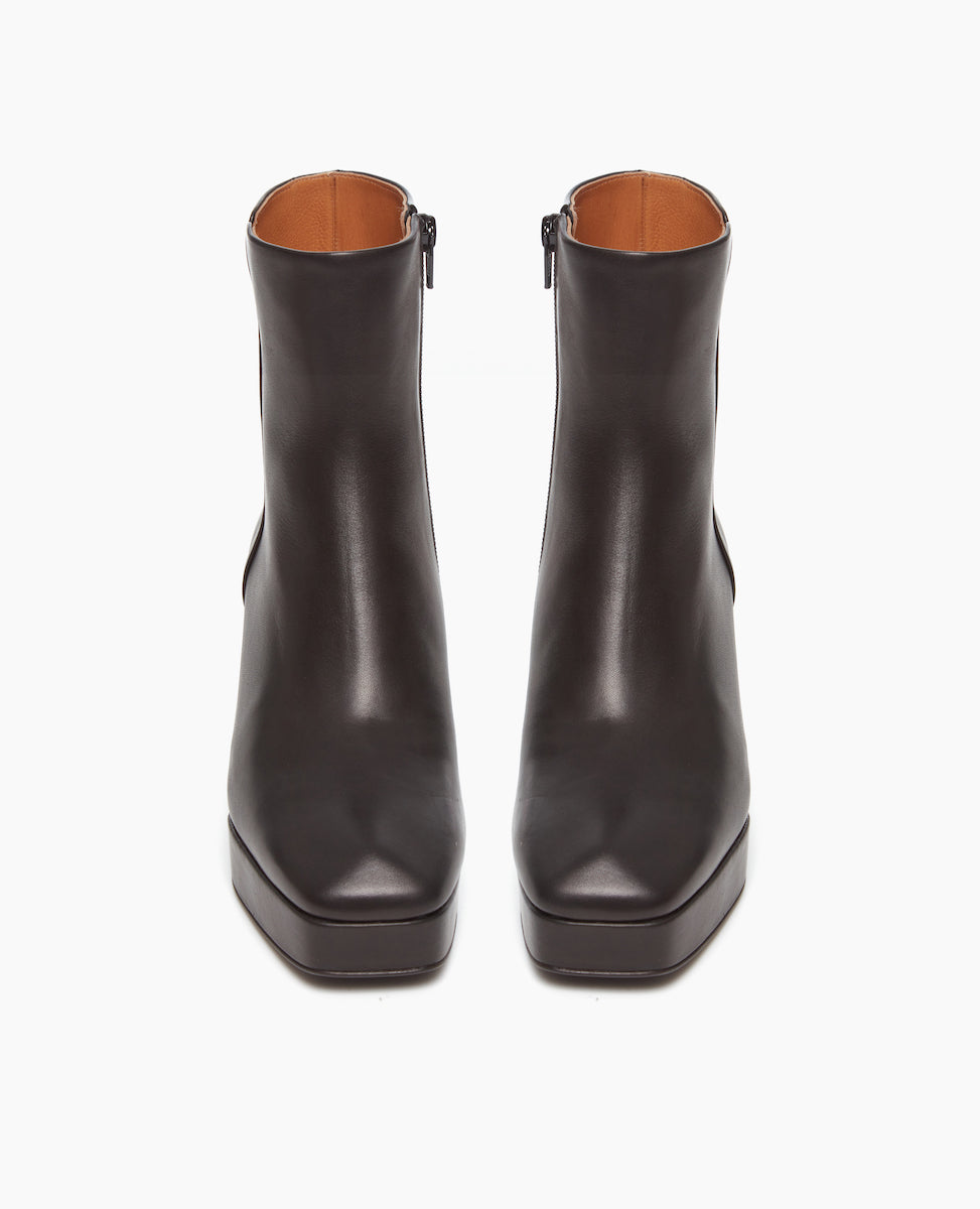 Front view of the Travis Boot in Black. This boot features a squared toe and is balanced with a platform.