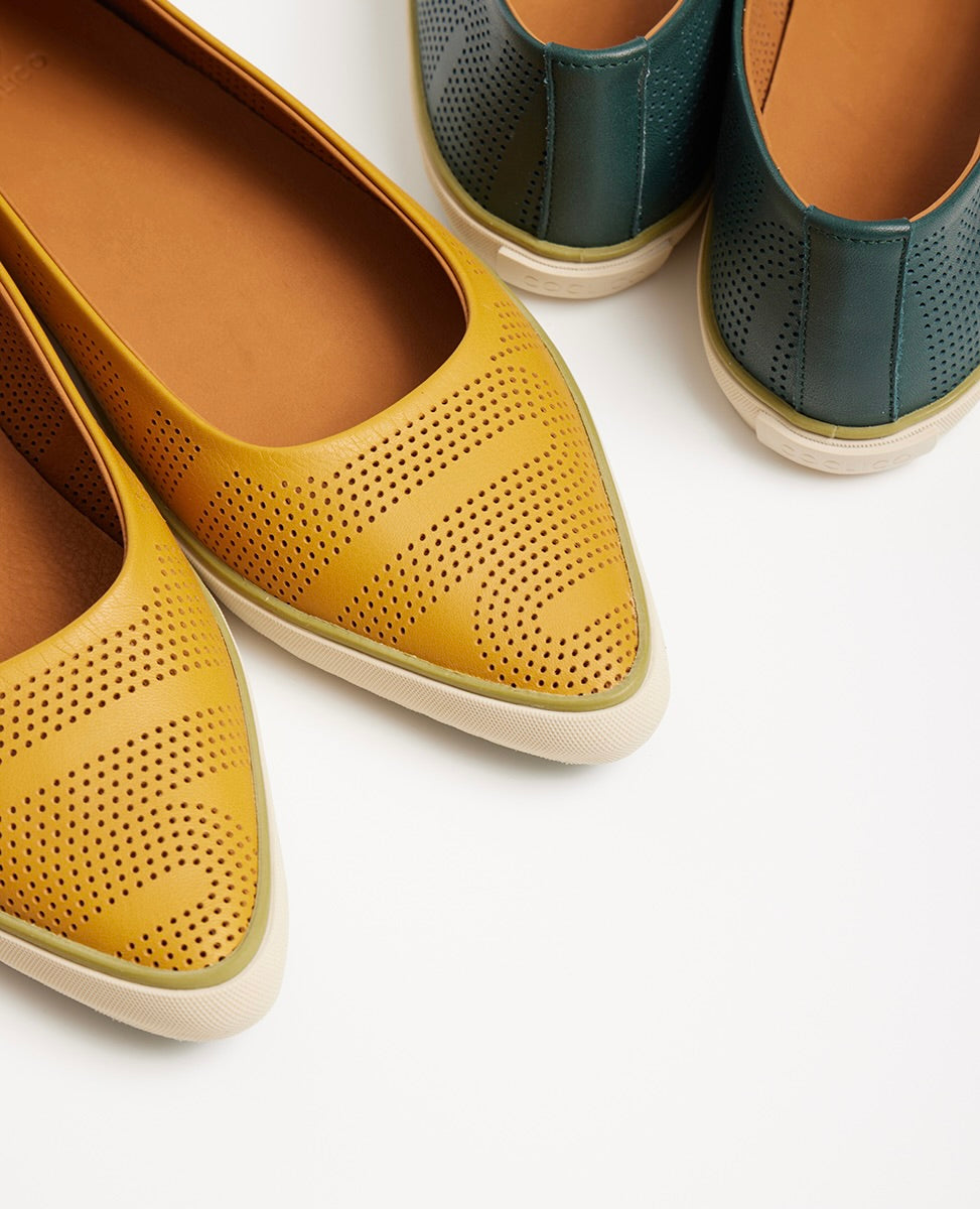 Close up of the pointed toe of the usha Sneaker.