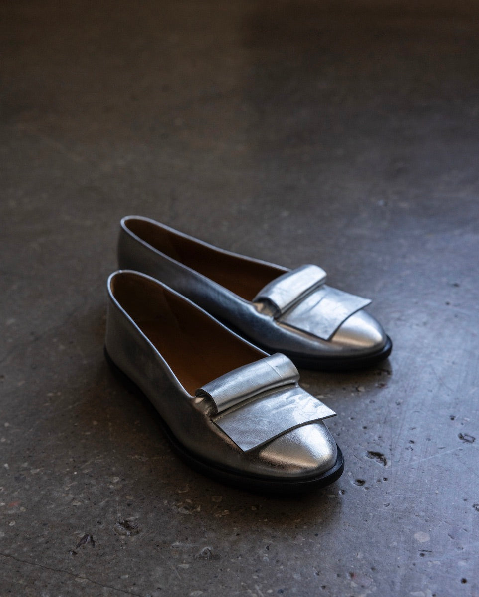 Yale Loafer in Milky Way placed on the floor.