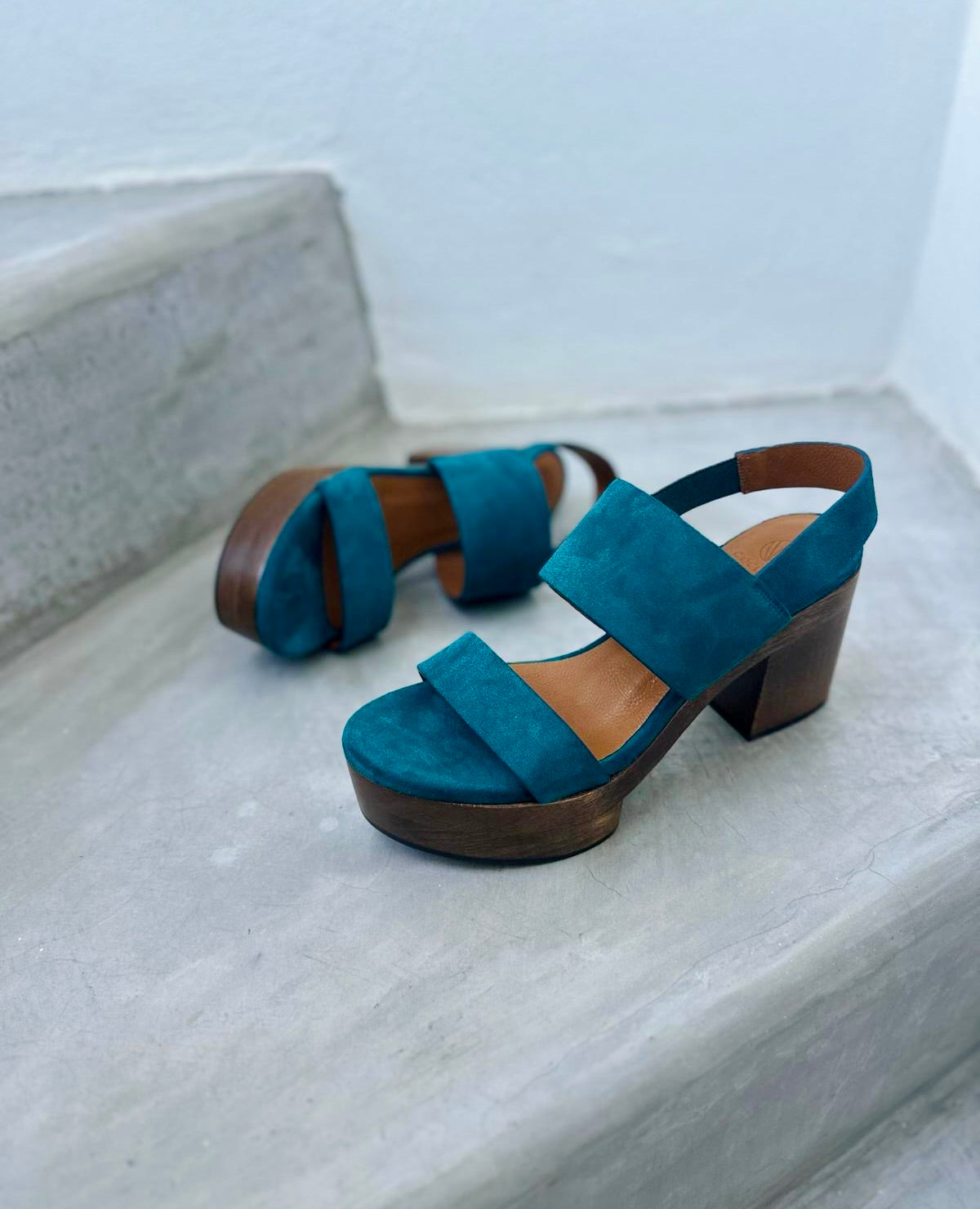 Oca Clog in Azure on a step, seen from the side and top