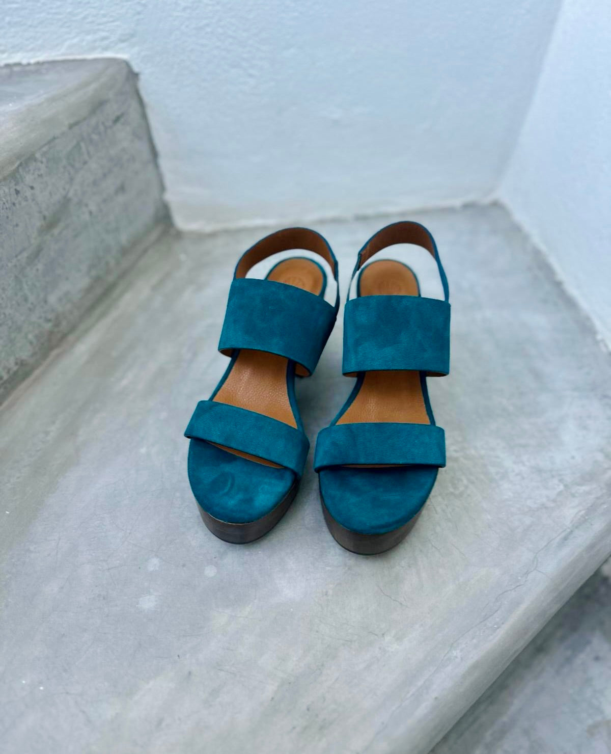 Oca Clog in Azure on a step, seen from the front