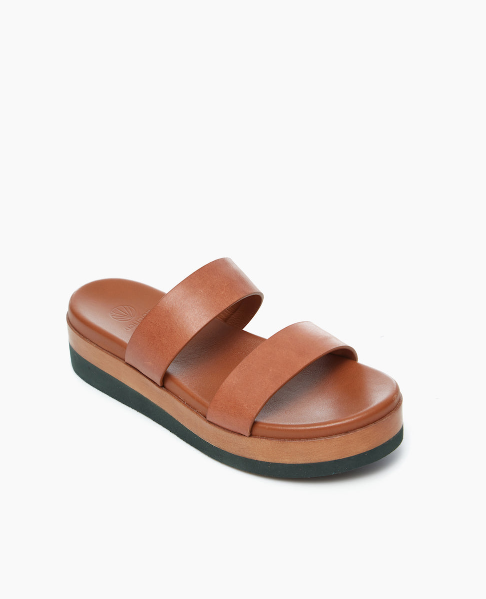 Angled view of the Dawn in Cuoio that sits atop a molded footbed and an ultra-lightweight EVA platform unit.