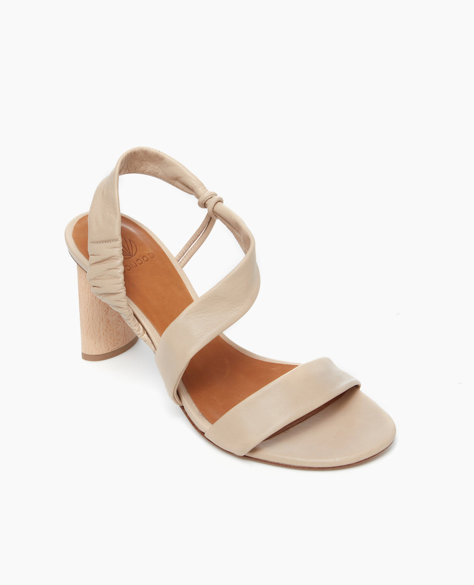Angled view of the Gabby Heel in Latte Macchiato, with a sculpted heel from solid Ash wood with internal steel reinforcement.