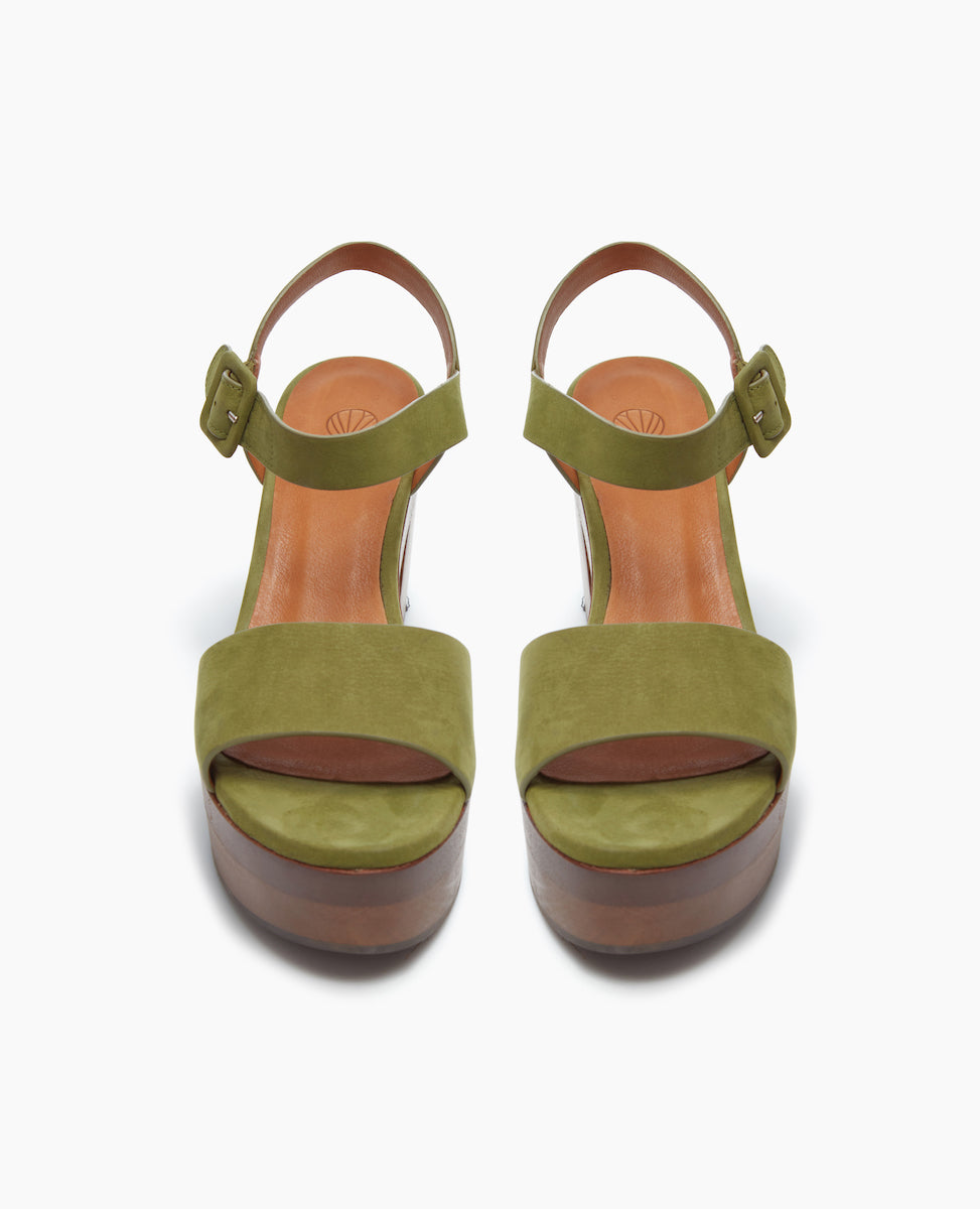 Front view of the Obion Clog in Mosstone with a quarter-strap wiwide front band and buckle closure.