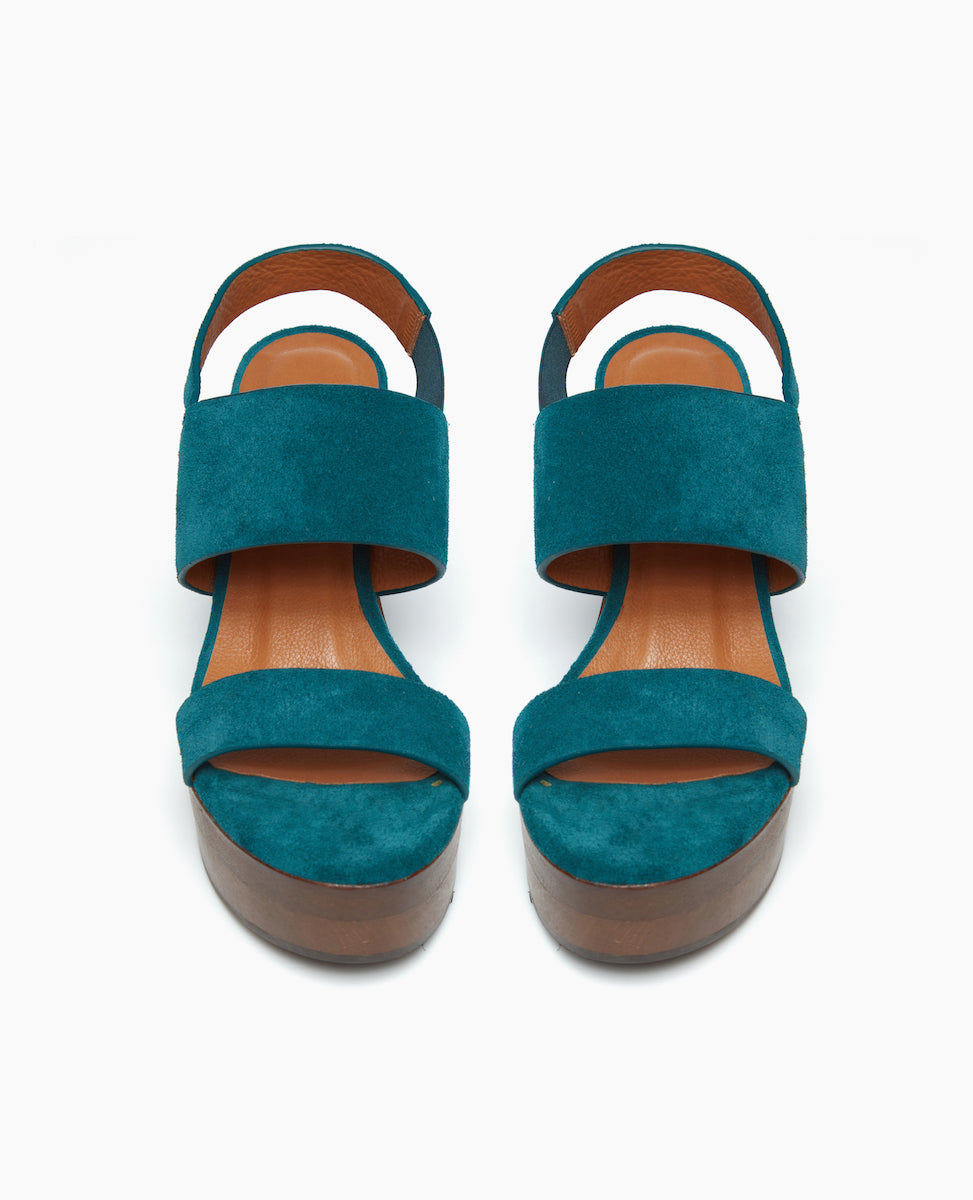 Front view of the Oca Clog in Azure featuring two parallel straps that flatter the foot beautifully, and a slingback for a secure fit