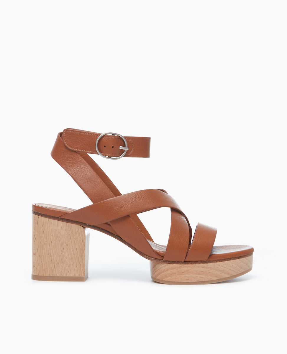 Side view of the Roli Clog in Cuoio with a sculptural wood heel and matching solid wood platform.
