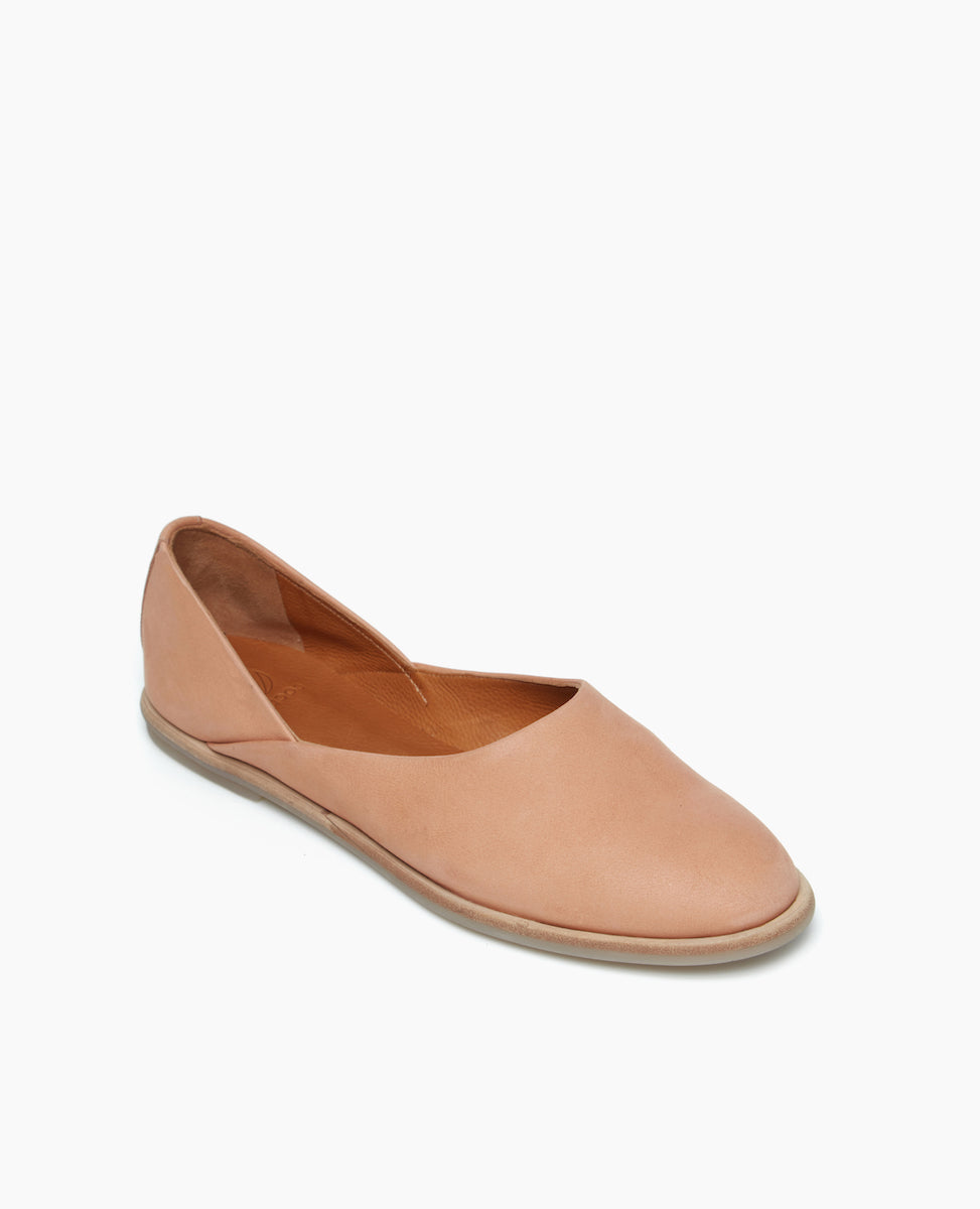 Angled view of the Yen Flat in Faun with minimal features including a high vamp.