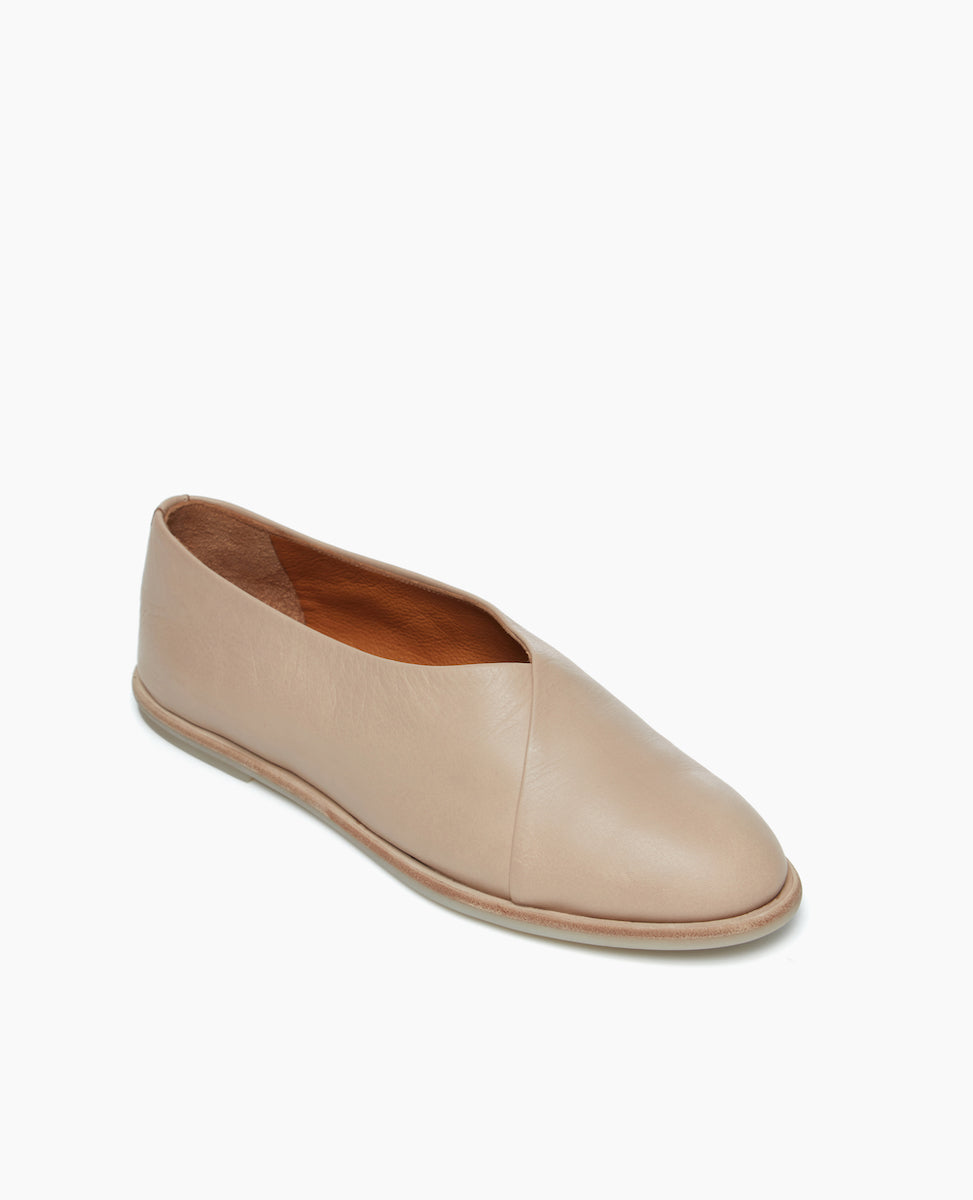 Angled view of the Yoko Flat in Grey Mist with a high vamp and criss cross feature.