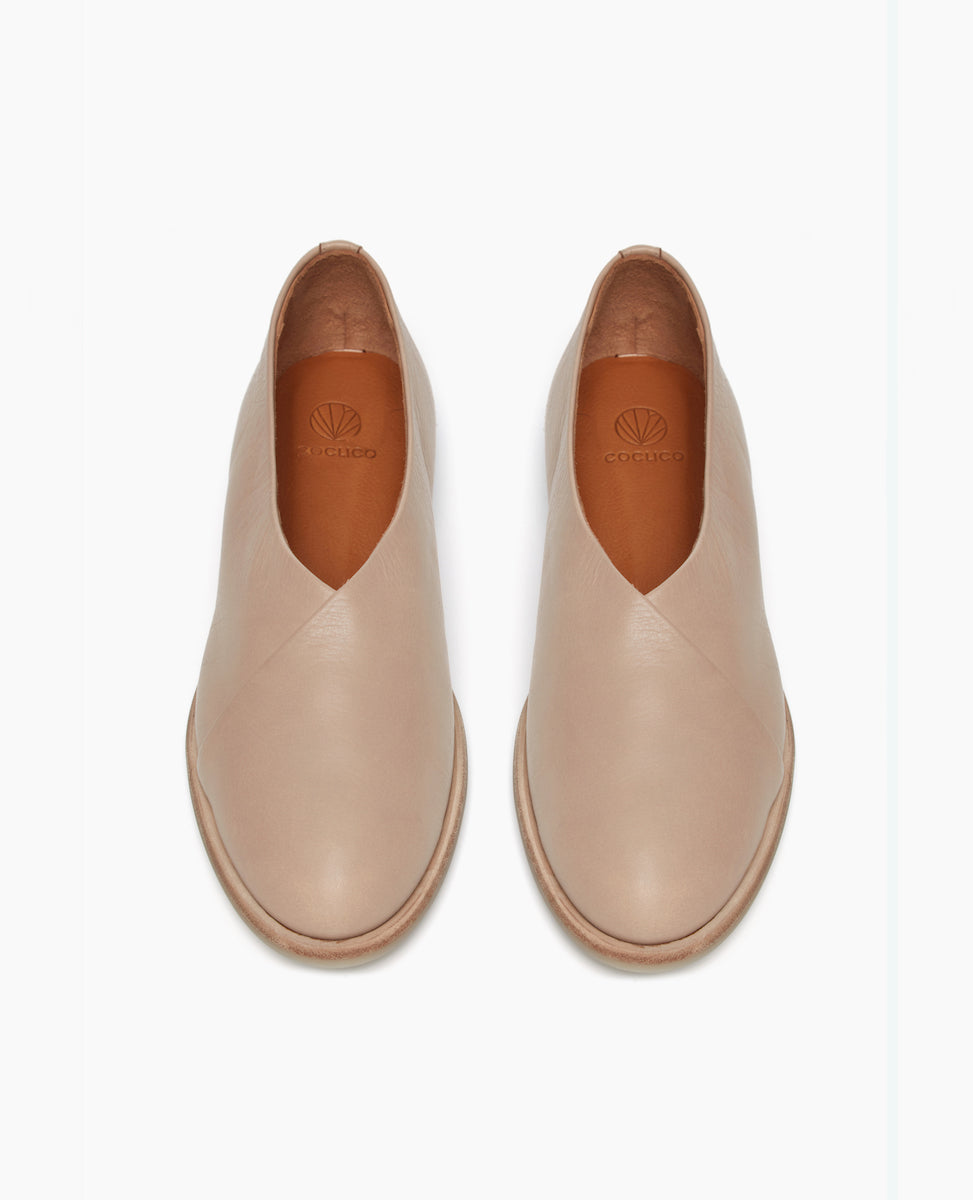 Front view of the Yoko Flat in Grey Mist featuring a high vamp and criss cross style.