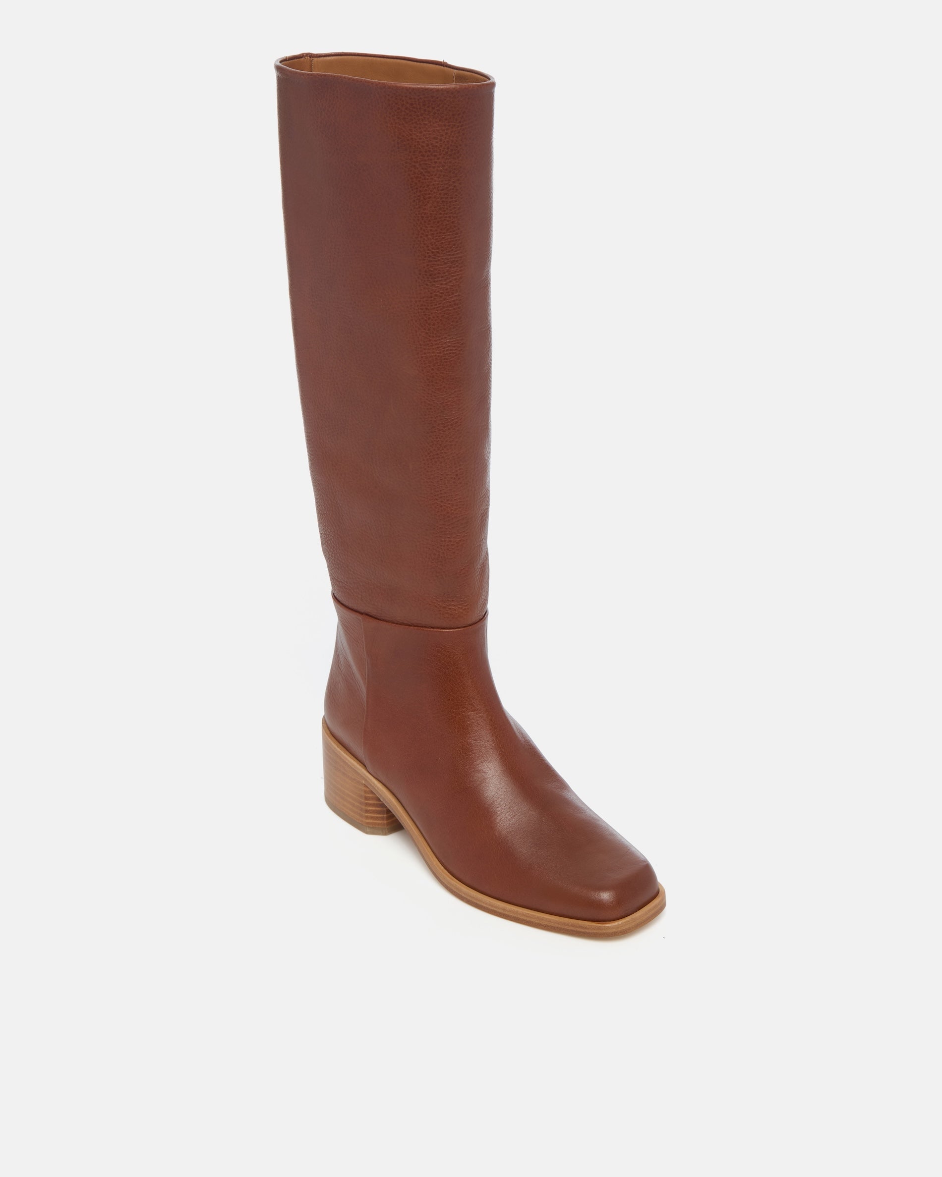Coclico Alto Boot in Cuero tan leather, angled view of the square toe and stacked heel