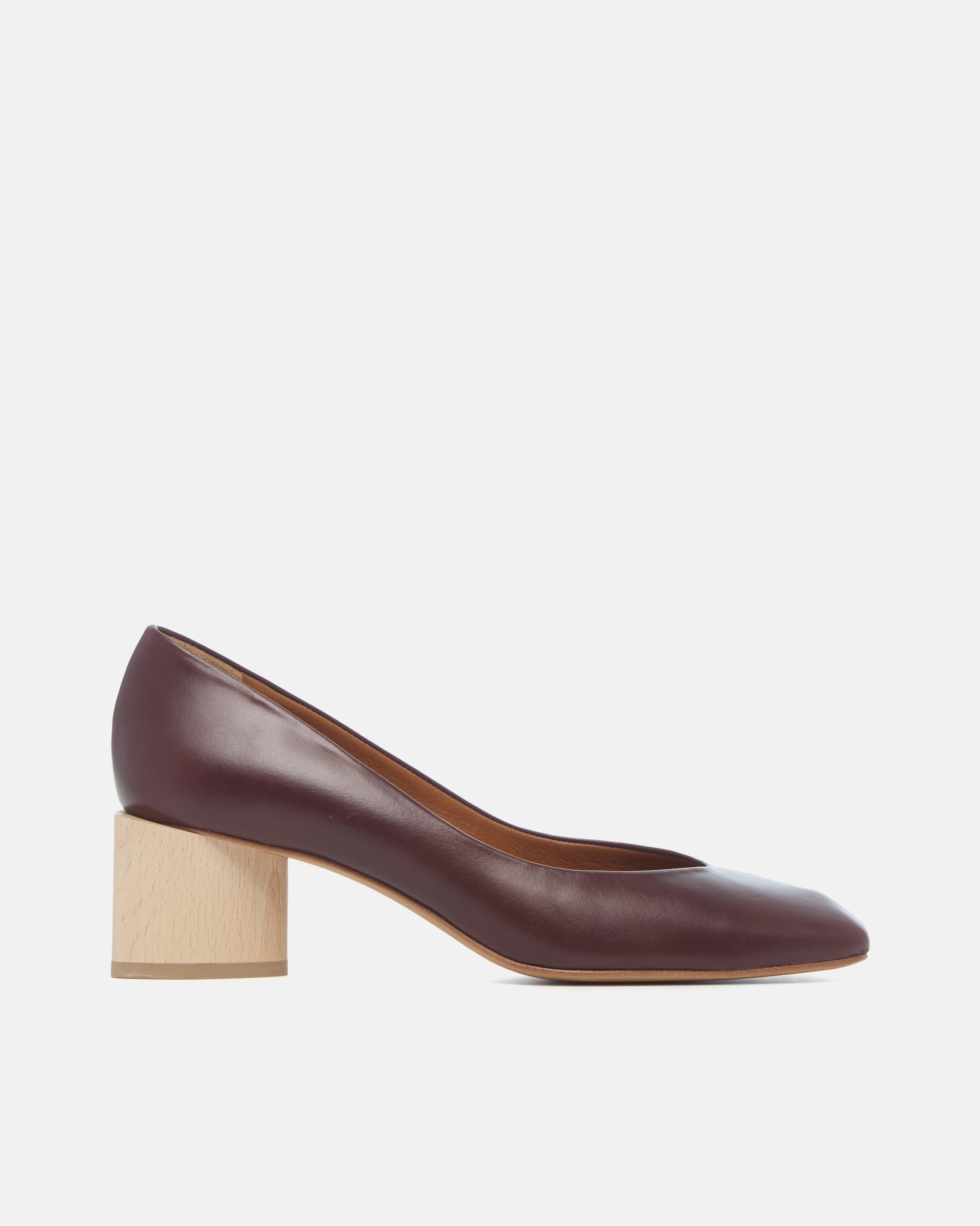 Coclico Icarus Pump in Oxblood leather, side view of a pump with natural stacked heel