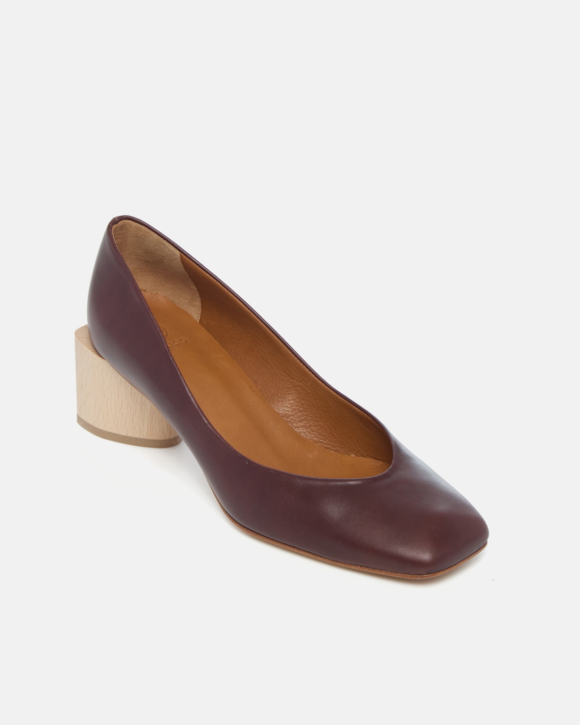 Coclico Icarus Pump in Oxblood leather, angled view of the toe and natural heel