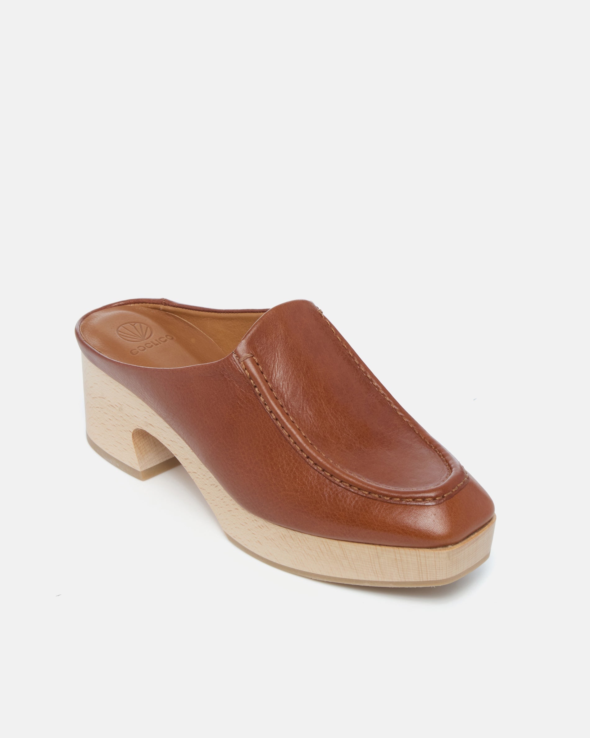 Coclico Qadira Clog in Cuero leather, angled view of the closed toe and natural clog base