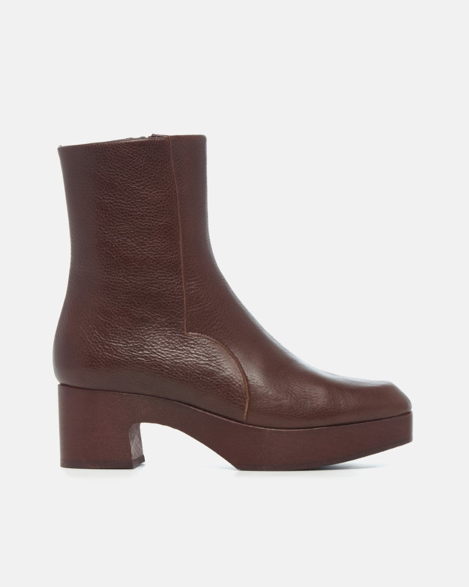 Coclico Qualley Clog Boot in Castagno leather, side view of a brown clog boot with platform heel