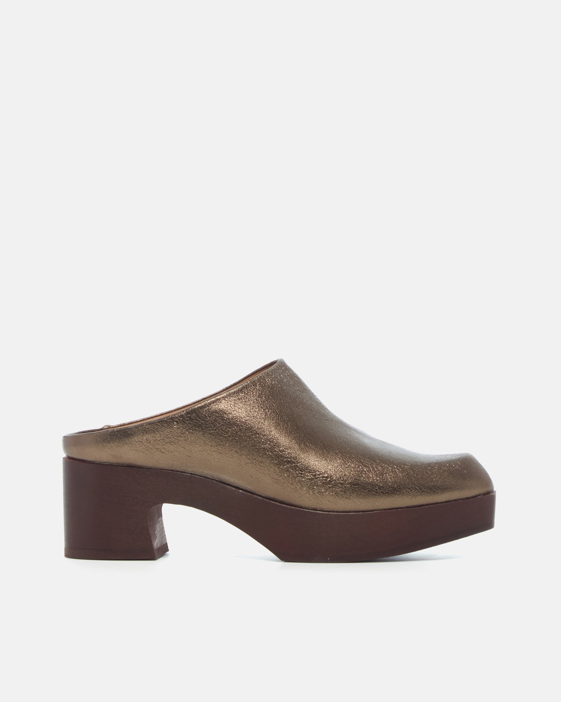 Coclico Quilla Clog in Bronze crinkled metallic leather, side view of a closed toe clog mule