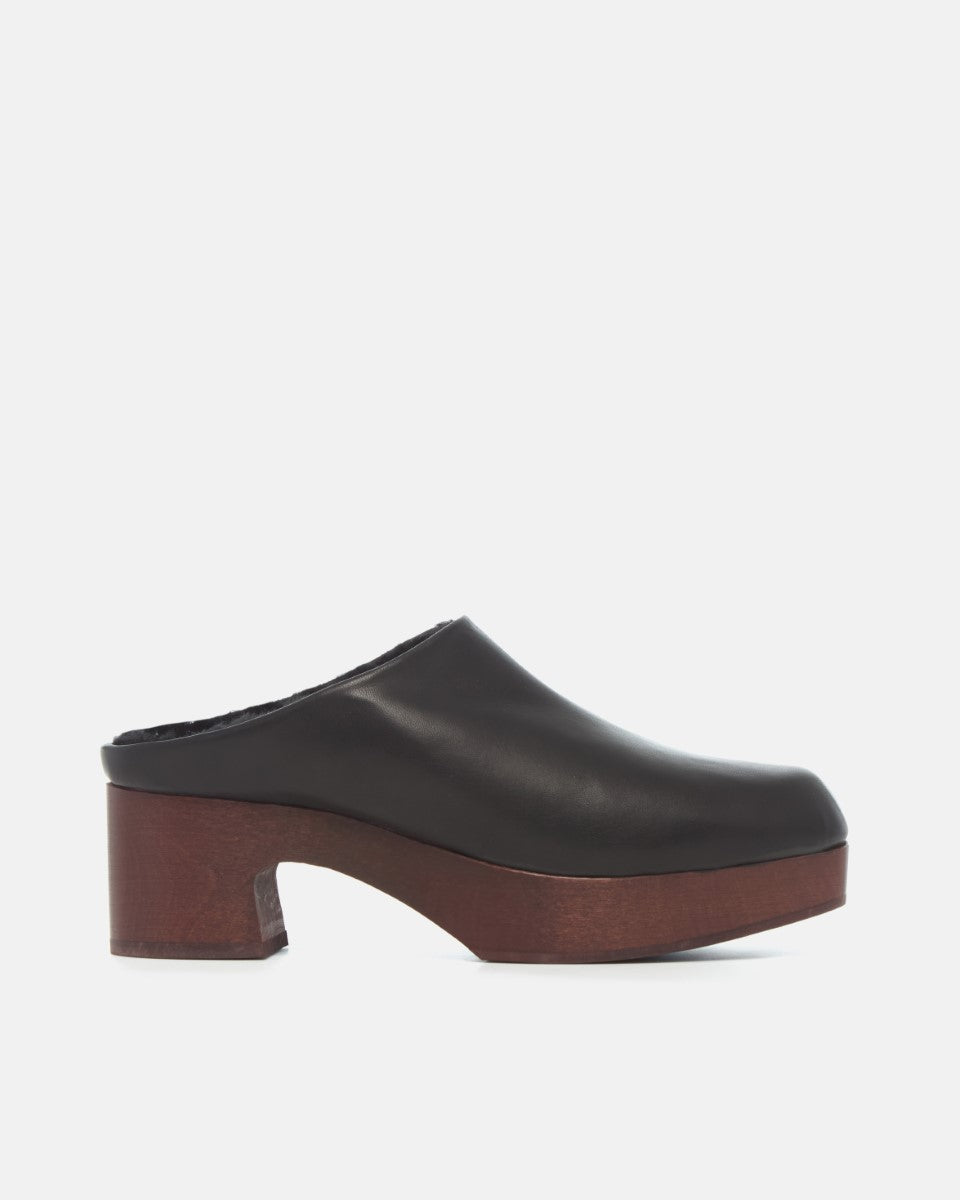 Coclico Quince Clog in black leather, side view of a shearling lined clog mule