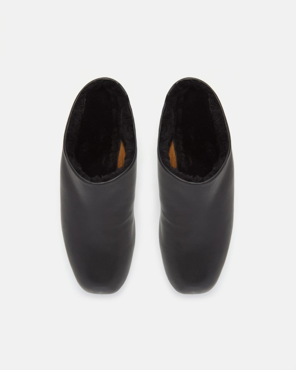 Pair of Coclico Quince Clogs in black leather with shearling lining, top view
