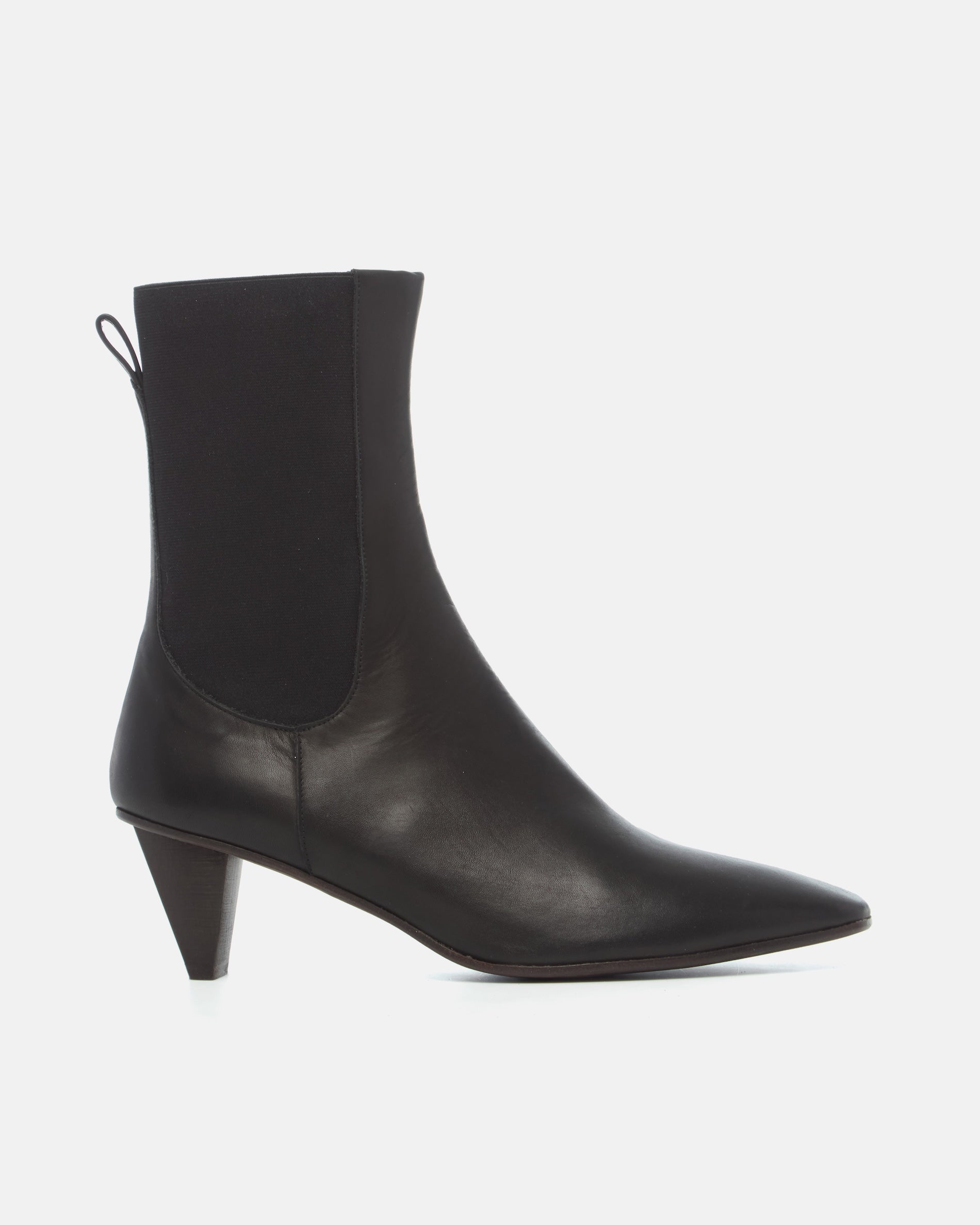 Coclico Suttner Boot in black leather, side view of a pointed toe Chelsea boot with cone heel