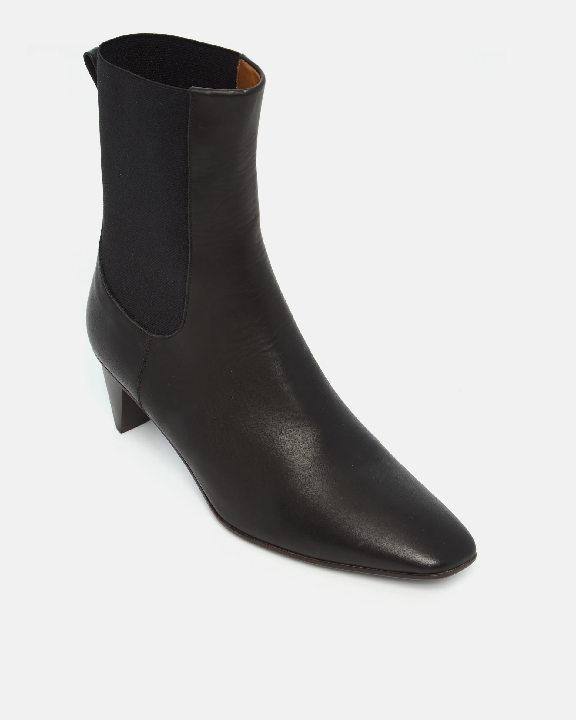 Coclico Suttner Boot in black leather, angled view of the elastic gore and pointed toe