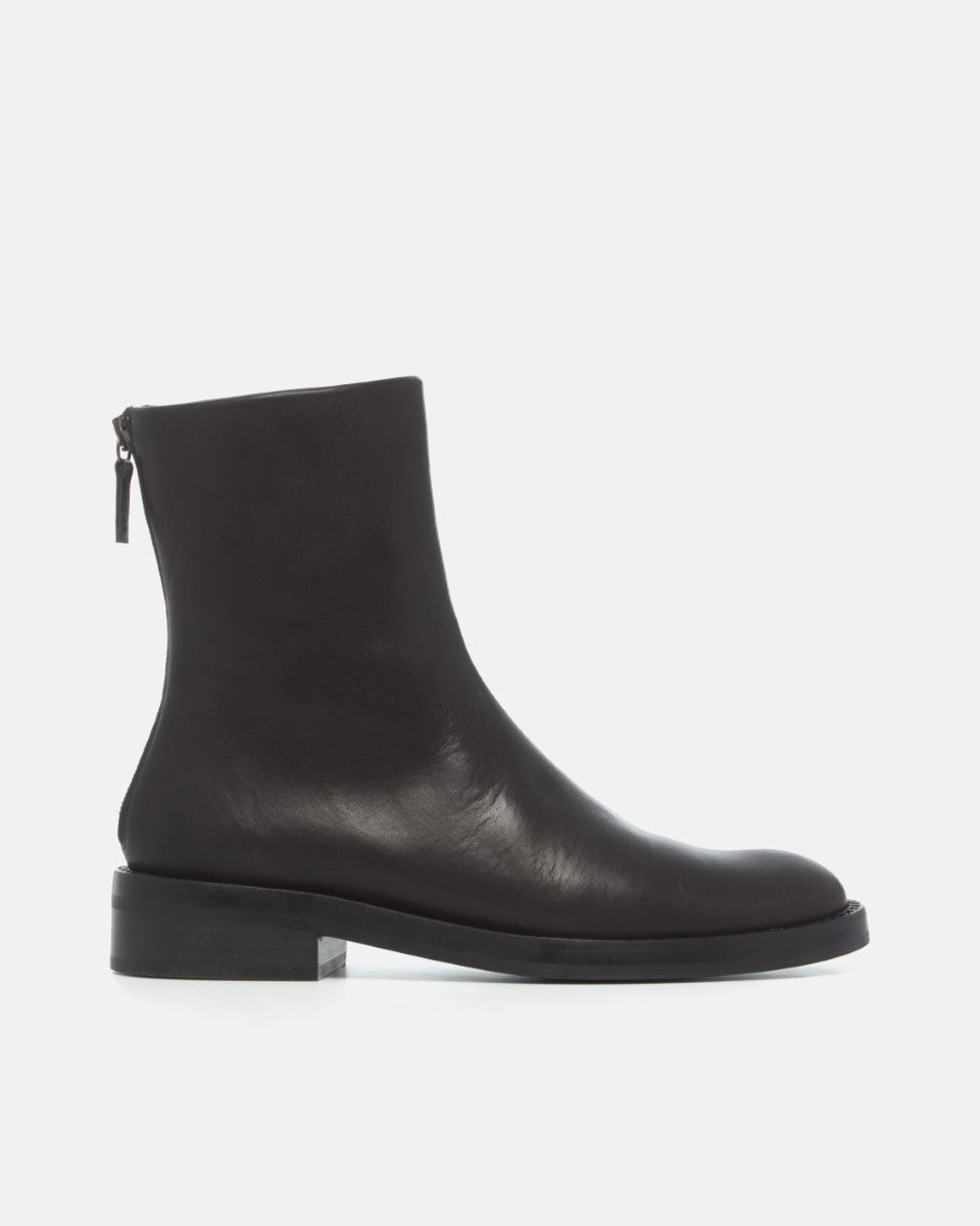 Coclico Tama Boot in black leather, side view of a flat ankle boot with back zip