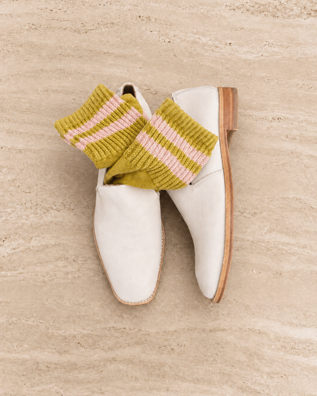 Escuyer Yellow sock with pink stripes in a white loafer