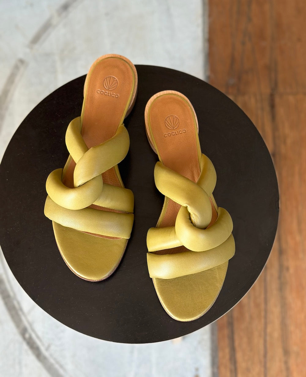 Top view of Coclico Everly Sandal in Torbollino Olive leather. A sandal with padded straps that twist over the arch, raised two-part leather sole.