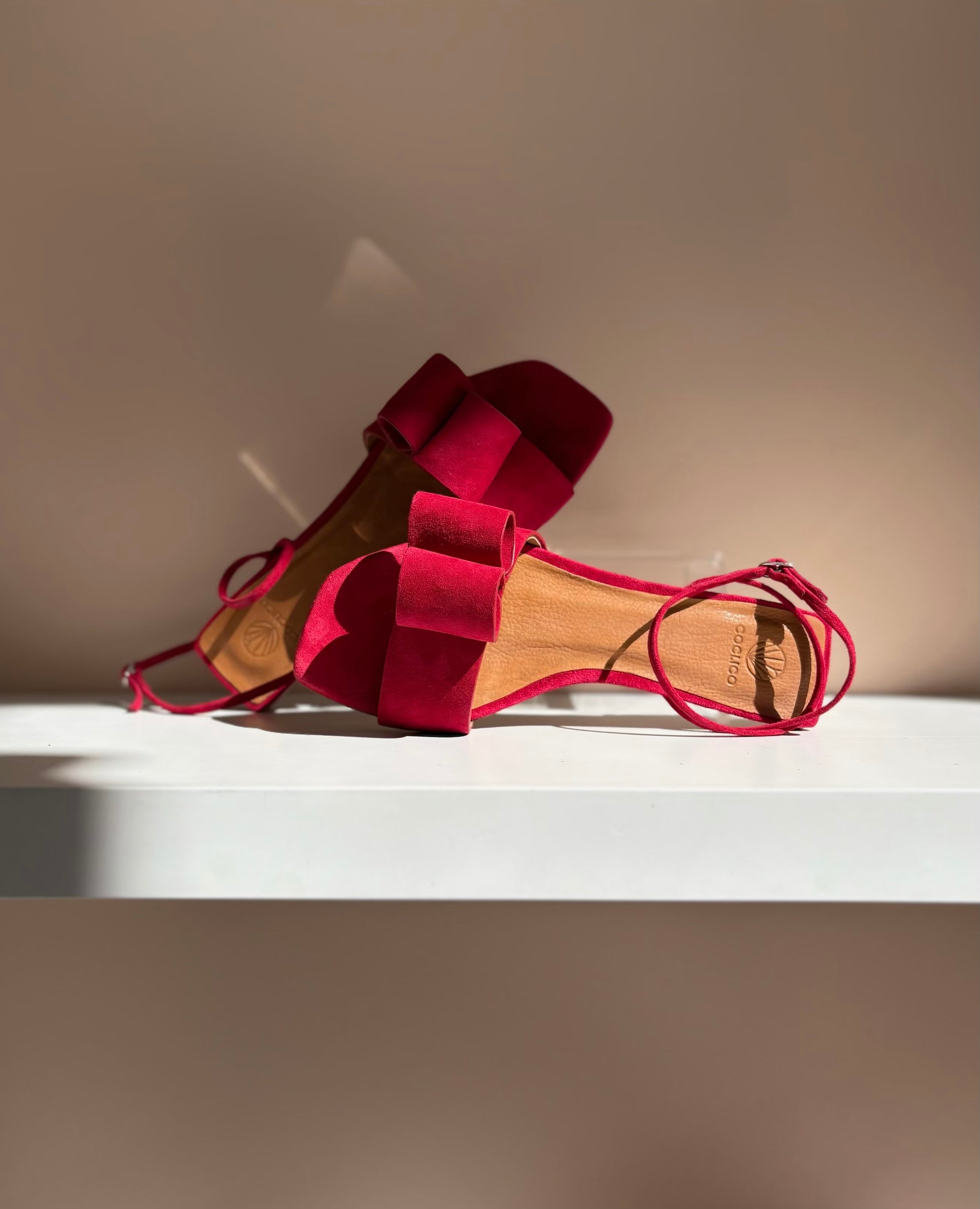Red suede sandals with three dientional bow