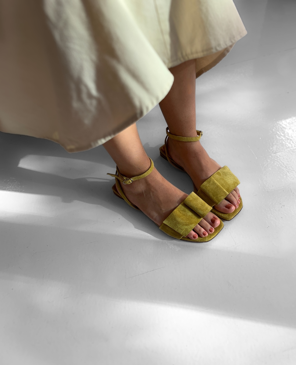 Model wearling The Frances sandal in Certosa