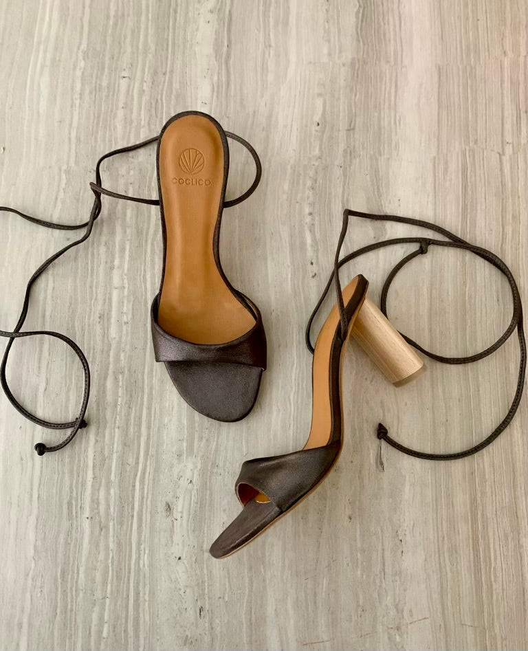 Gilda Heel in Anthracite from the top and the side