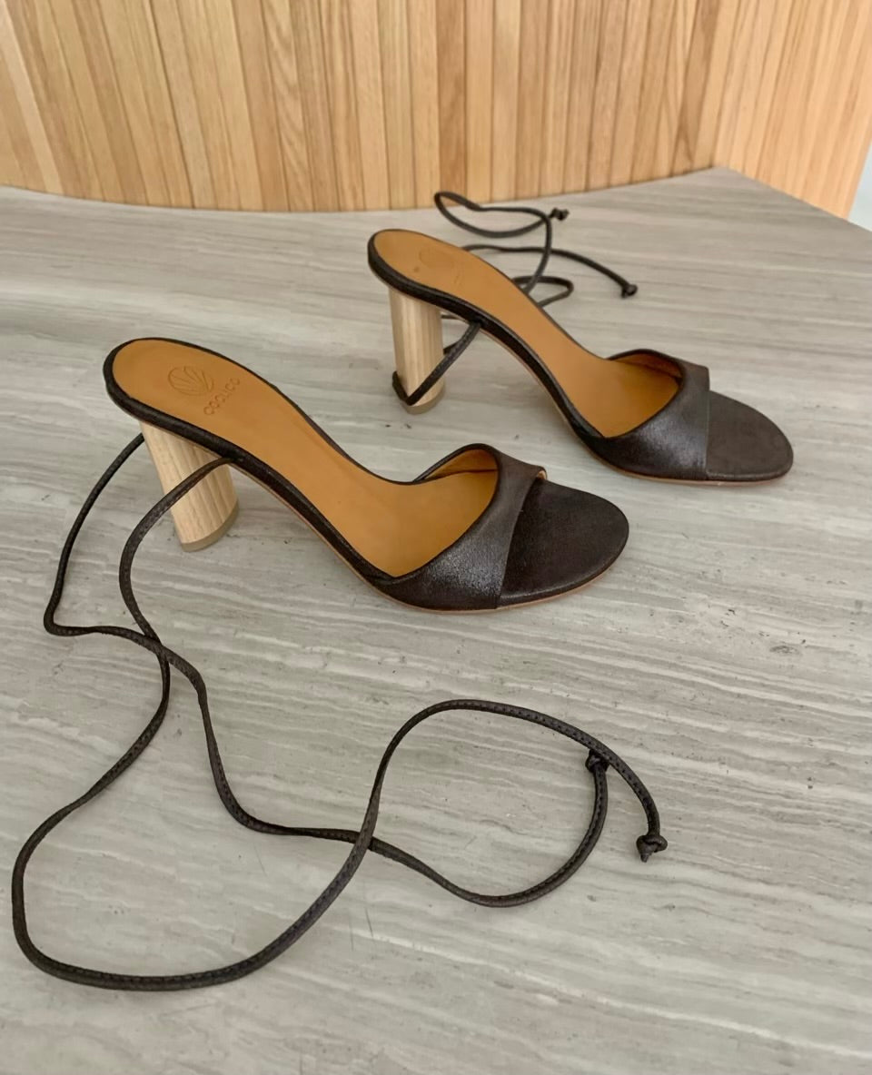 Gilda Heel in Anthracite from the side.
