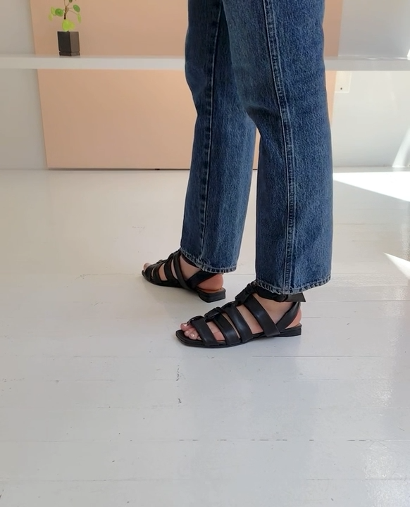 Woman wearing the Flair in Black