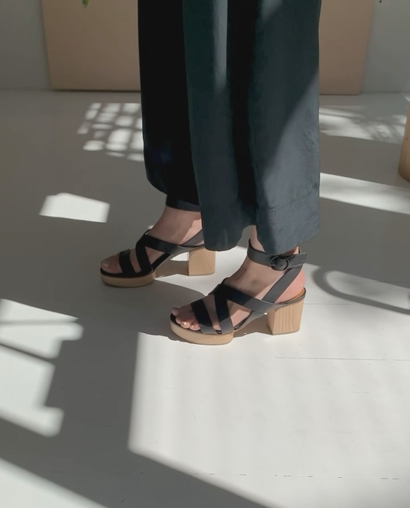 Video of Roli on the foot to show fit and movement.