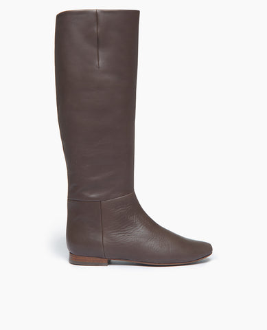 Coclico Haricot Boot in Espresso leather, side view: Flat-heeled, knee-high boot with an inside zip closure and  seam detailing. 