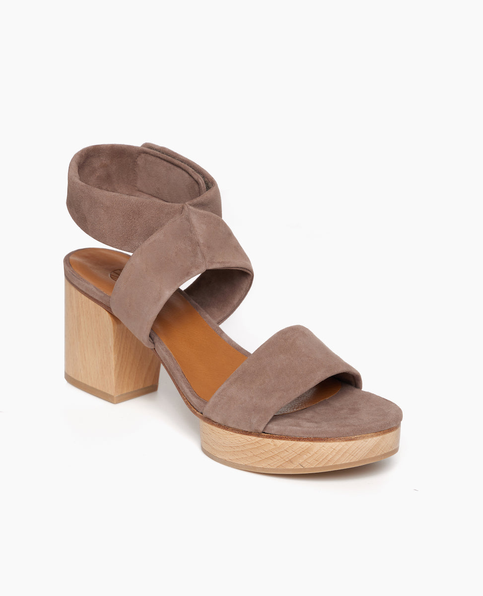 Coclico Robin Clog in Smoke suede, angle view: a clog with tubular band across foot, crisscrossed tubular ankle strap with a softly curved solid wood heel with matching solid wood platform. 
